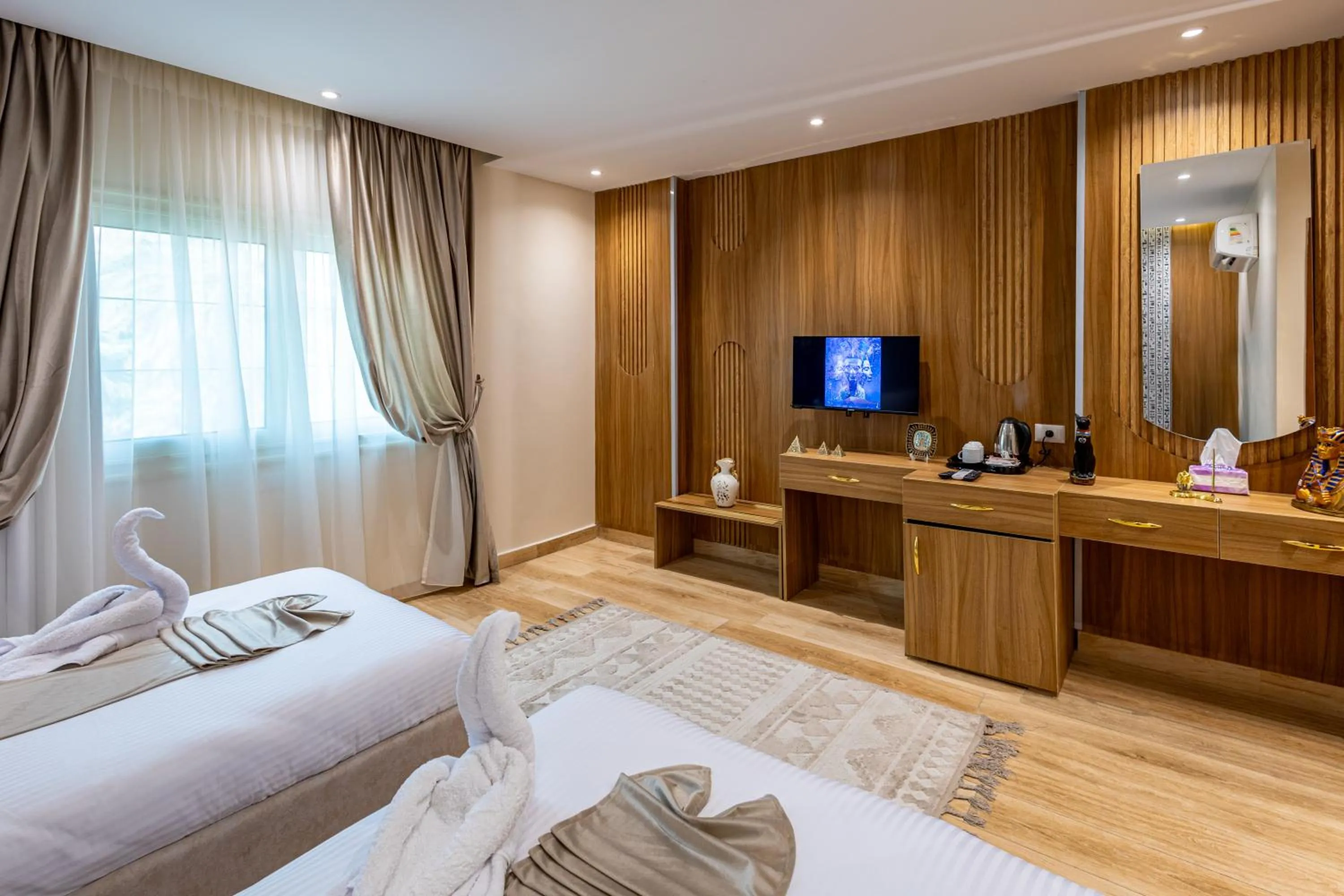 Photo of the whole room, Bed in Pyramids sunrise inn