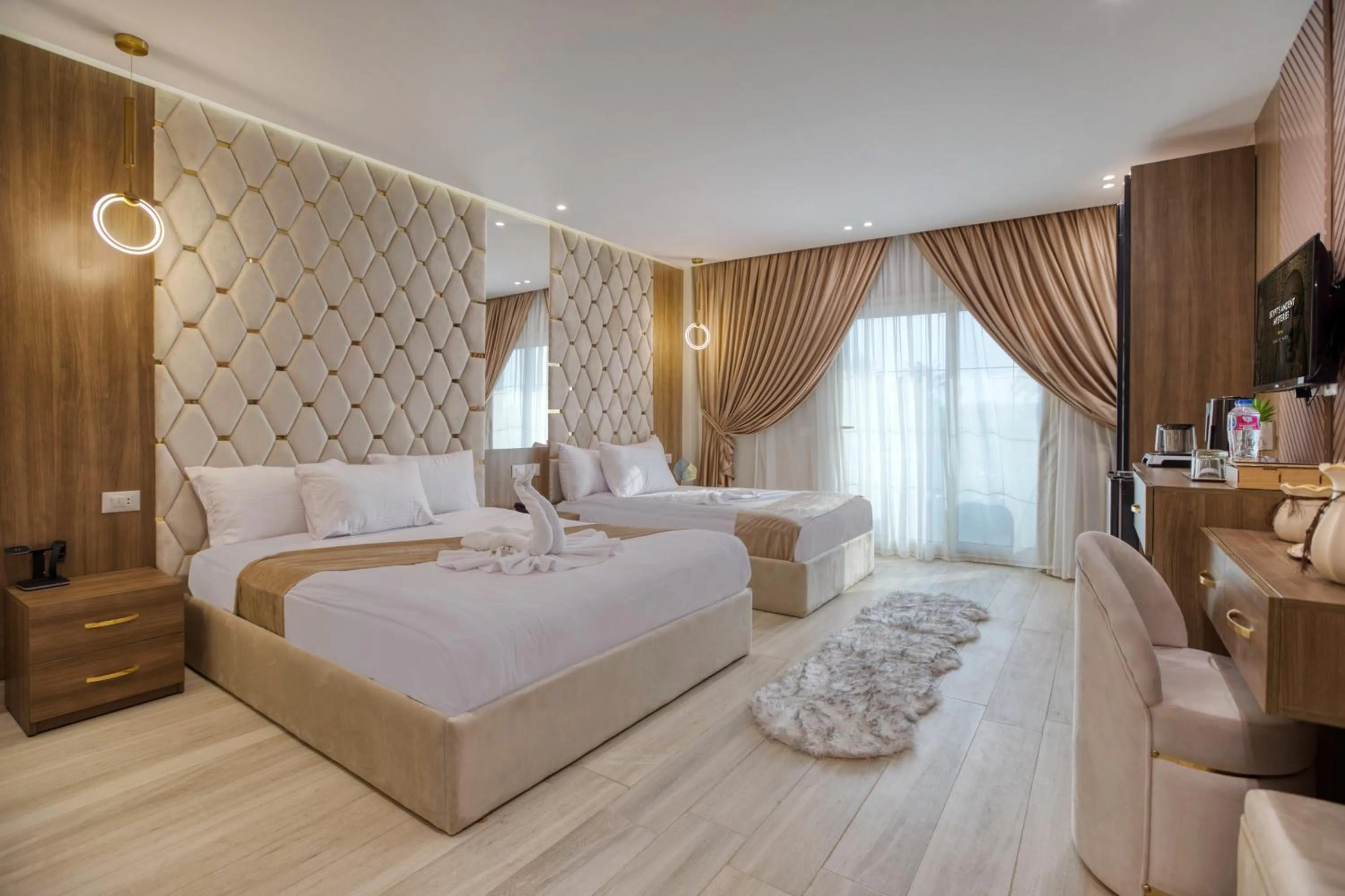 Photo of the whole room, Bed in Pyramids sunrise inn