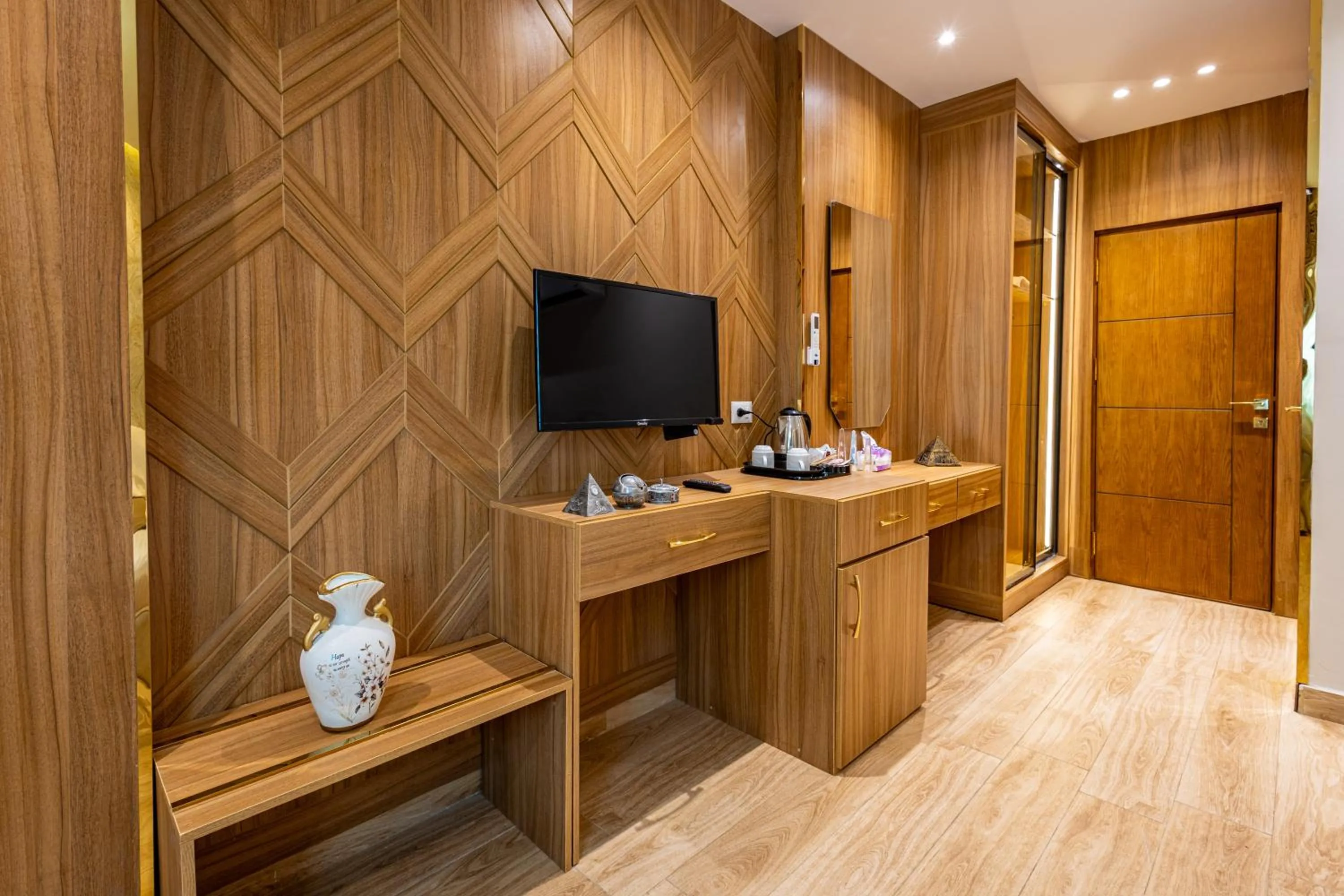 TV and multimedia in Pyramids sunrise inn