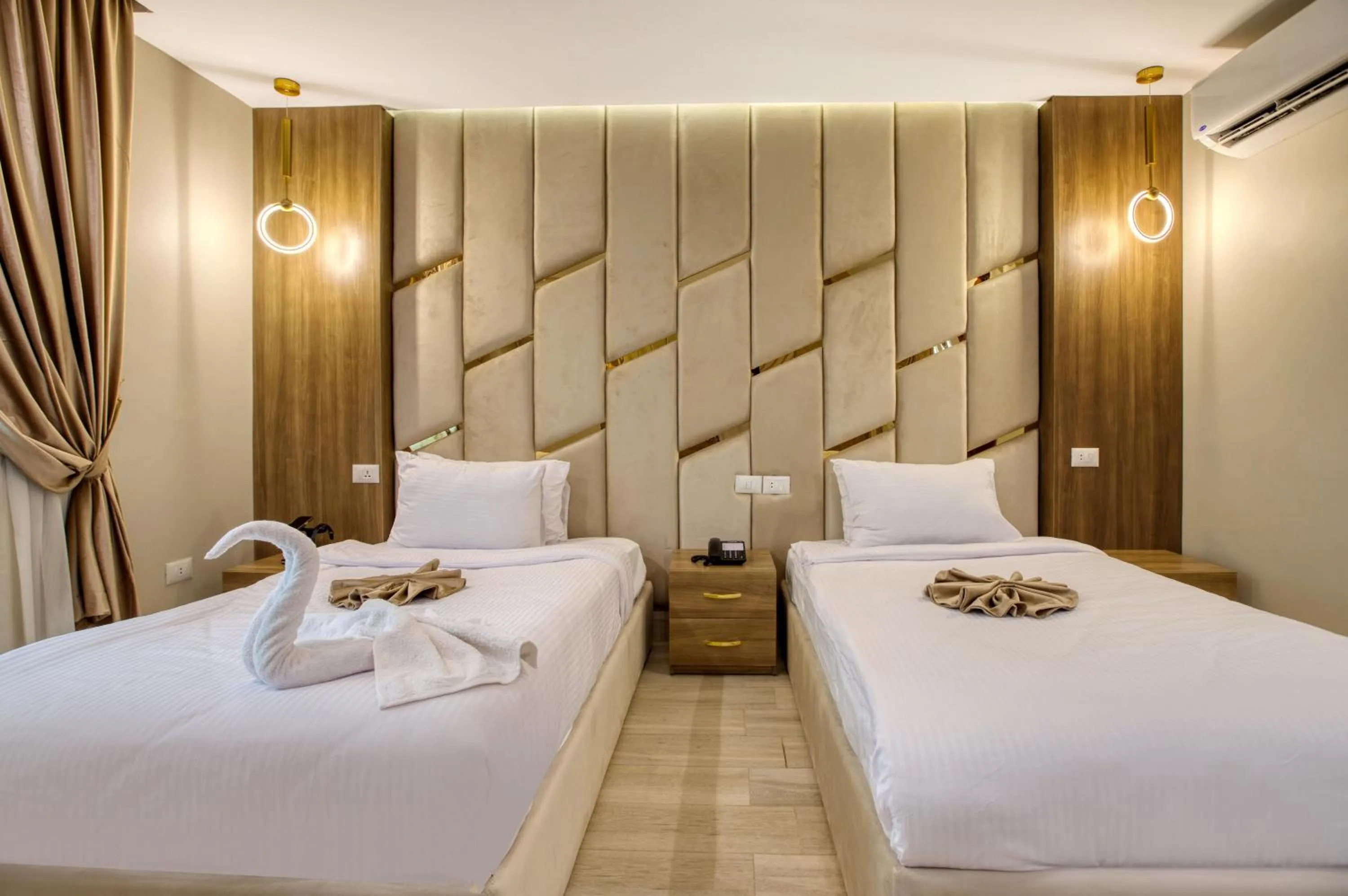 Photo of the whole room, Bed in Pyramids sunrise inn