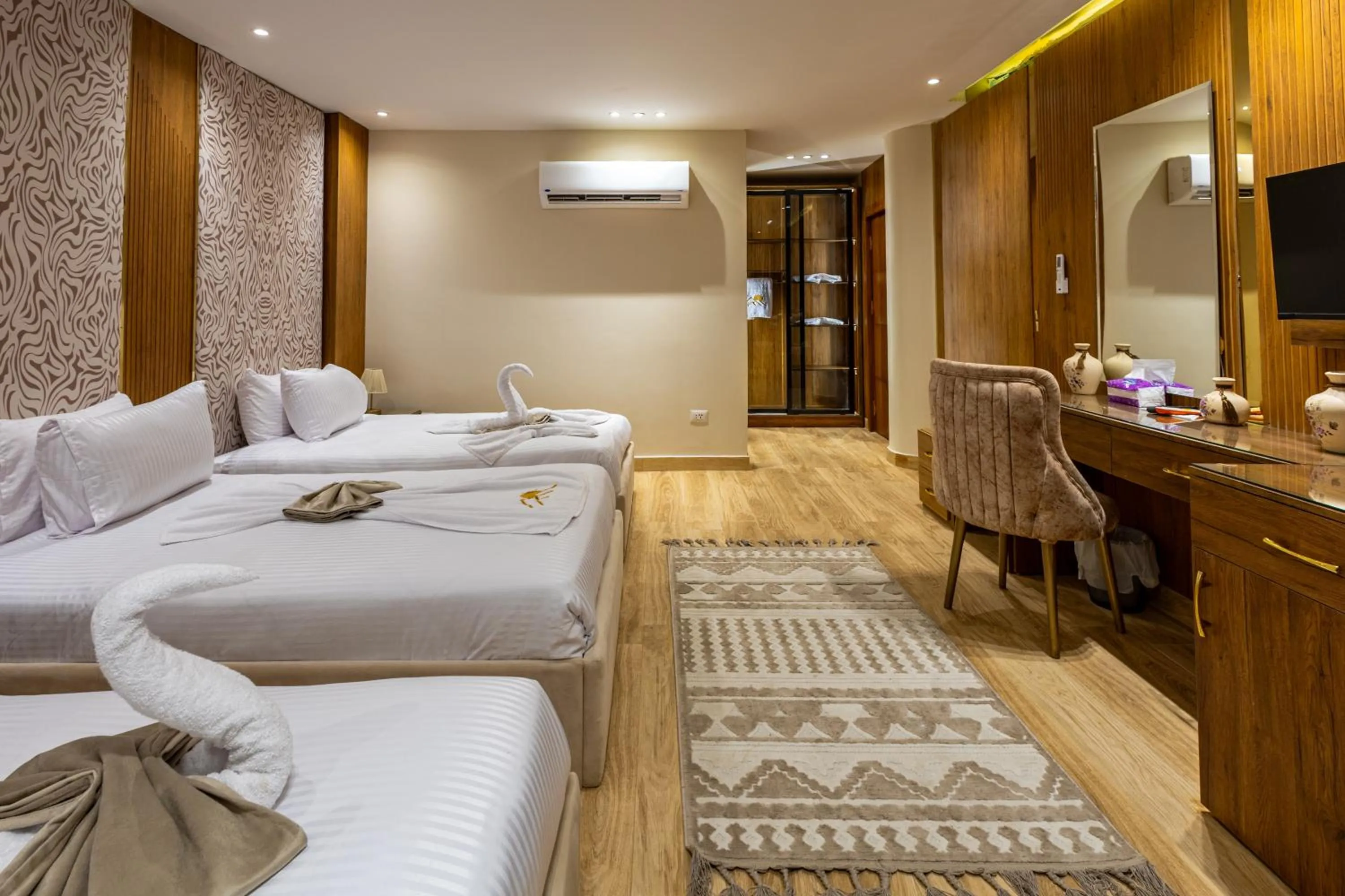 Photo of the whole room, Bed in Pyramids sunrise inn