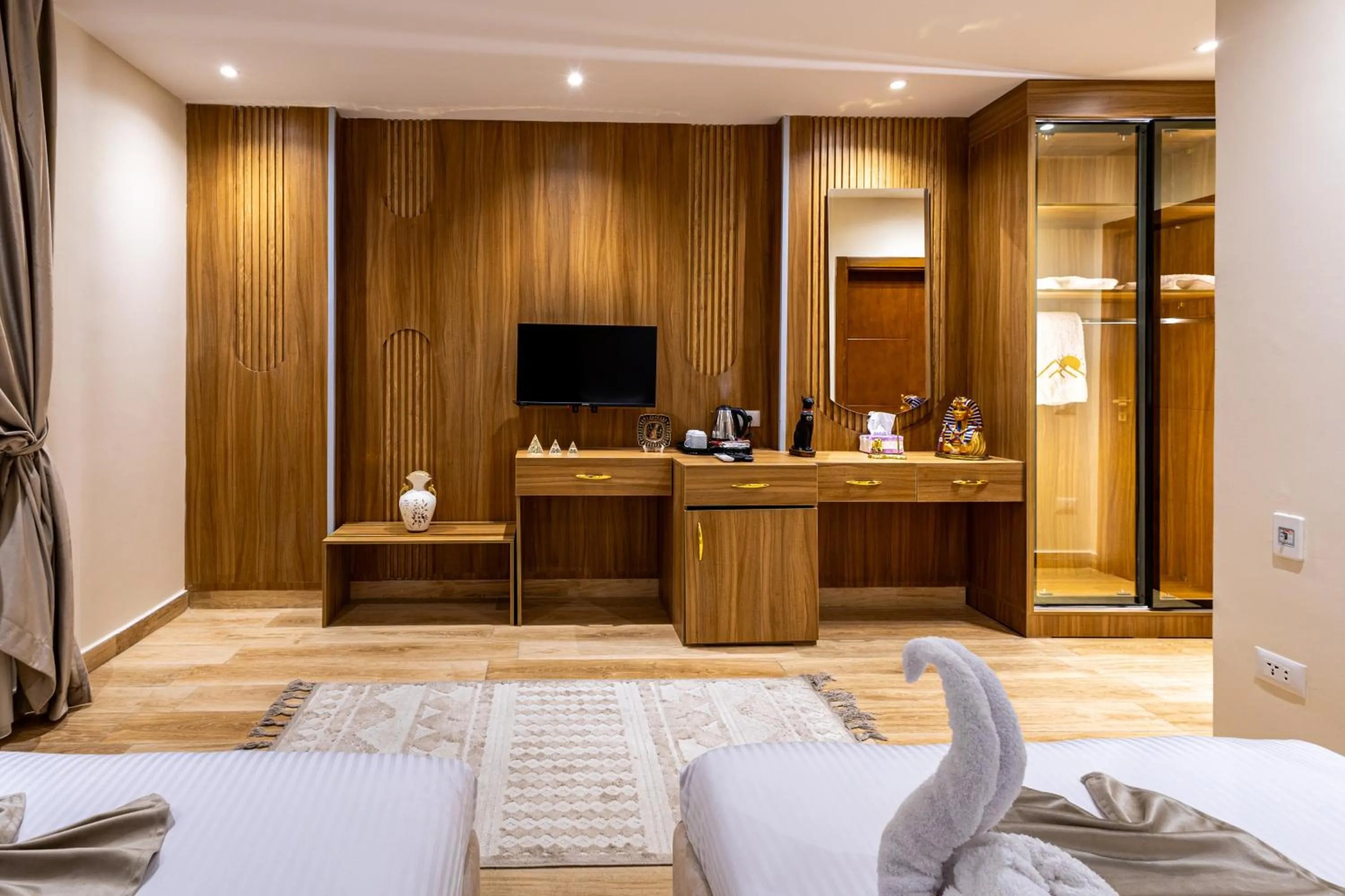 TV and multimedia in Pyramids sunrise inn