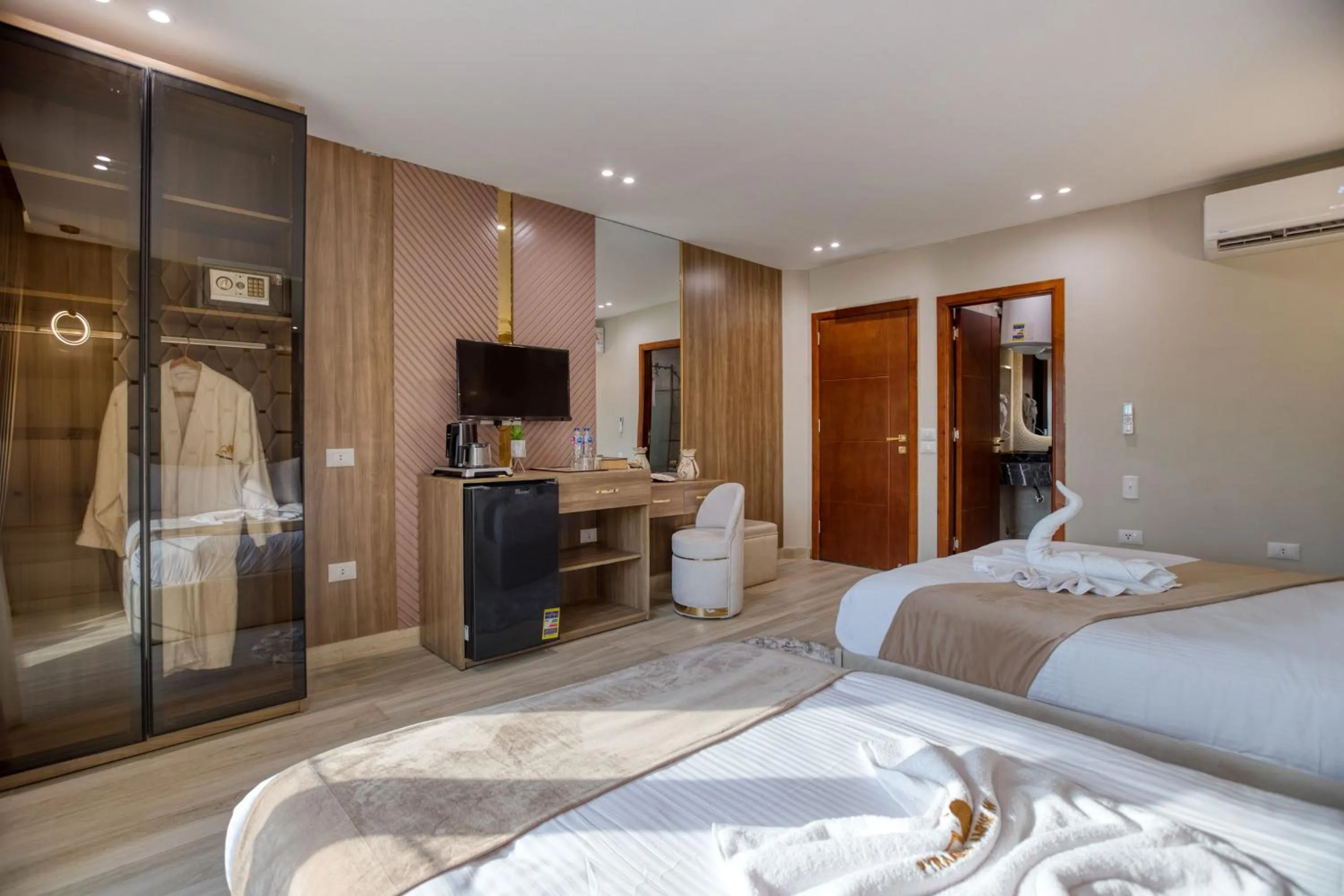 TV and multimedia, Bed in Pyramids sunrise inn