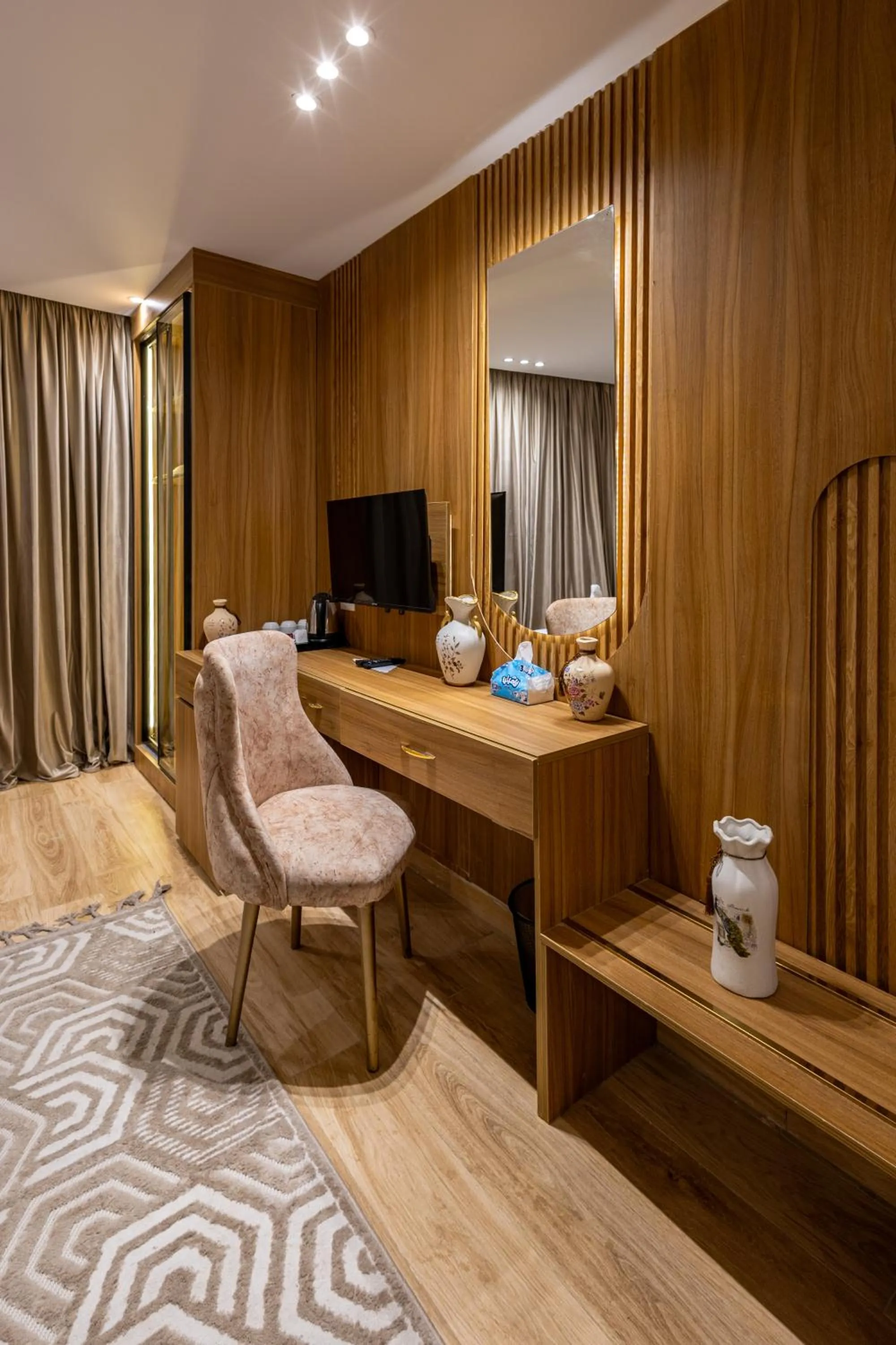 TV and multimedia in Pyramids sunrise inn