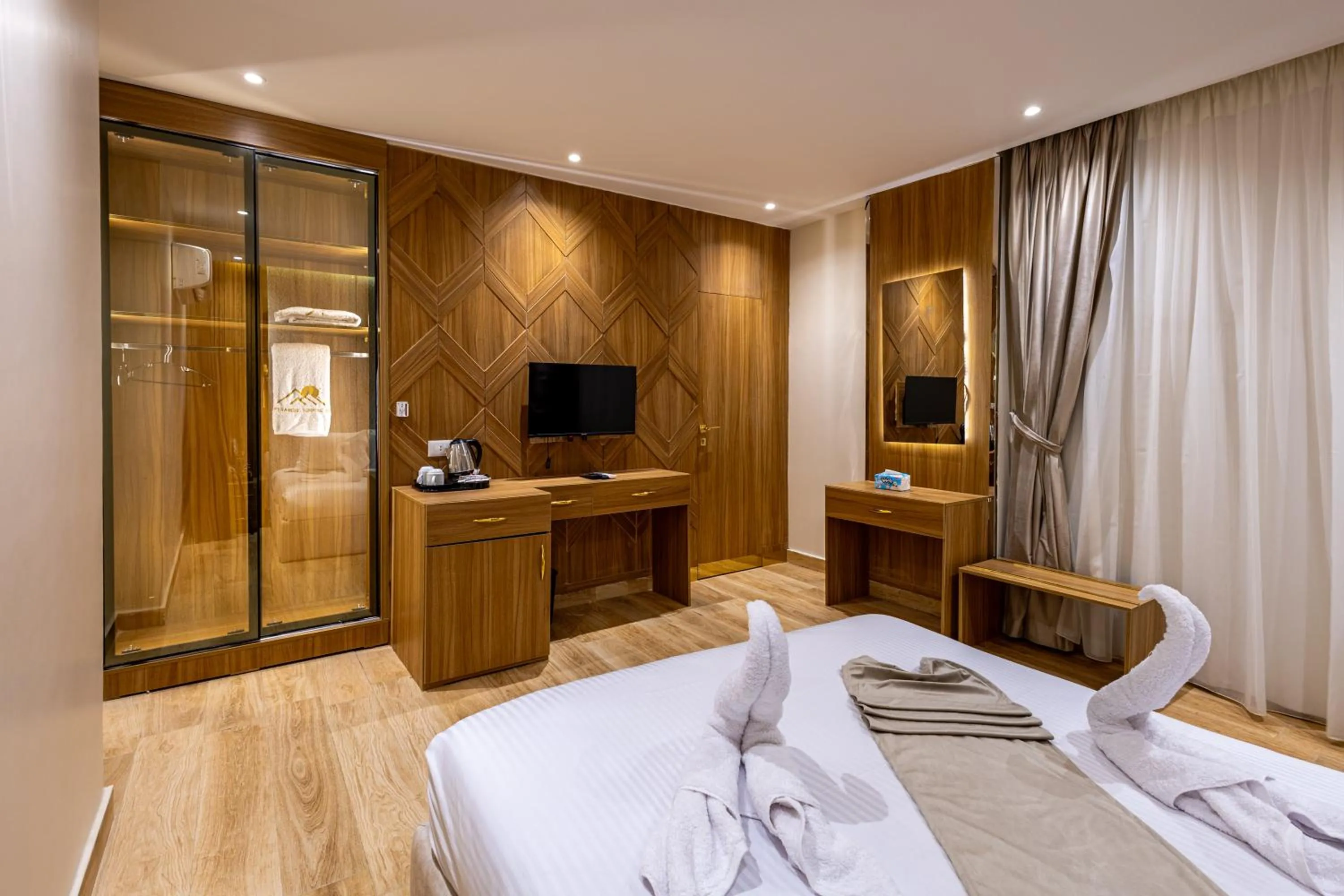 Photo of the whole room, Bed in Pyramids sunrise inn