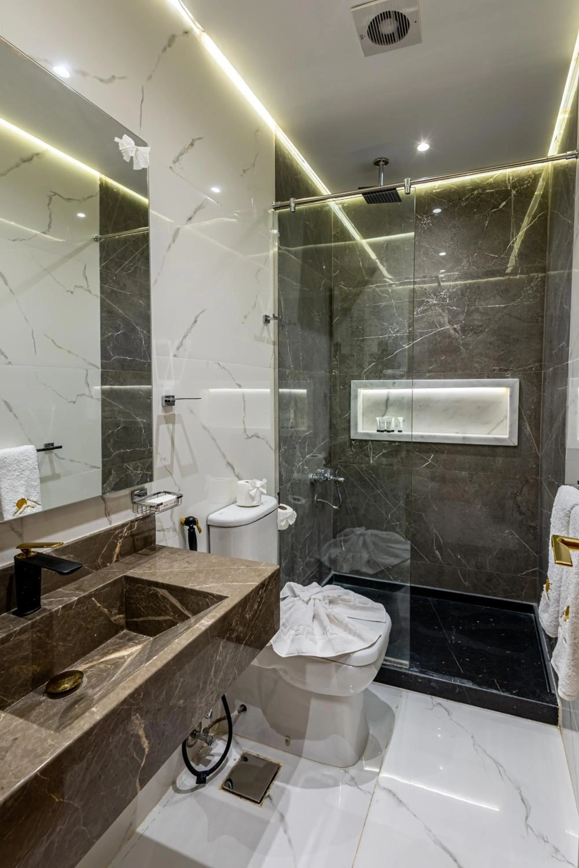 Bathroom in Pyramids sunrise inn