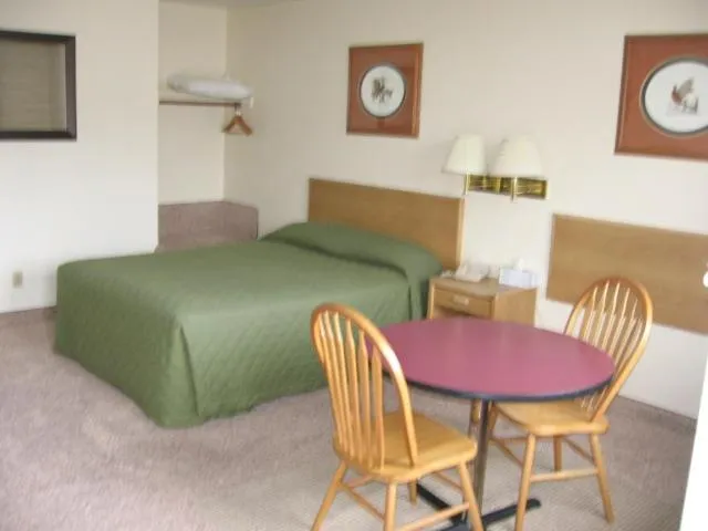 Bedroom, Bed in Little Bear Motel