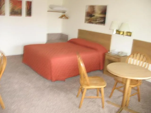 Bedroom in Little Bear Motel
