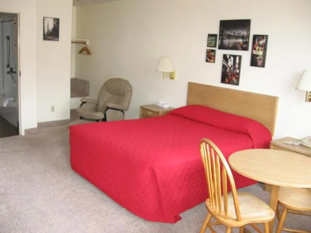 Bedroom, Bed in Little Bear Motel