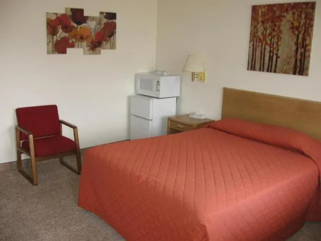 Bedroom, Bed in Little Bear Motel