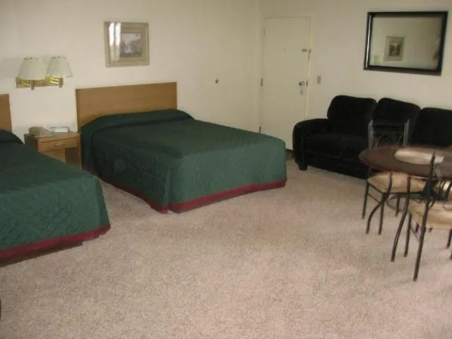 Bedroom, Bed in Little Bear Motel