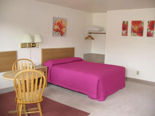 Bedroom, Bed in Little Bear Motel