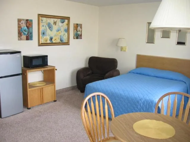 Bedroom, Bed in Little Bear Motel