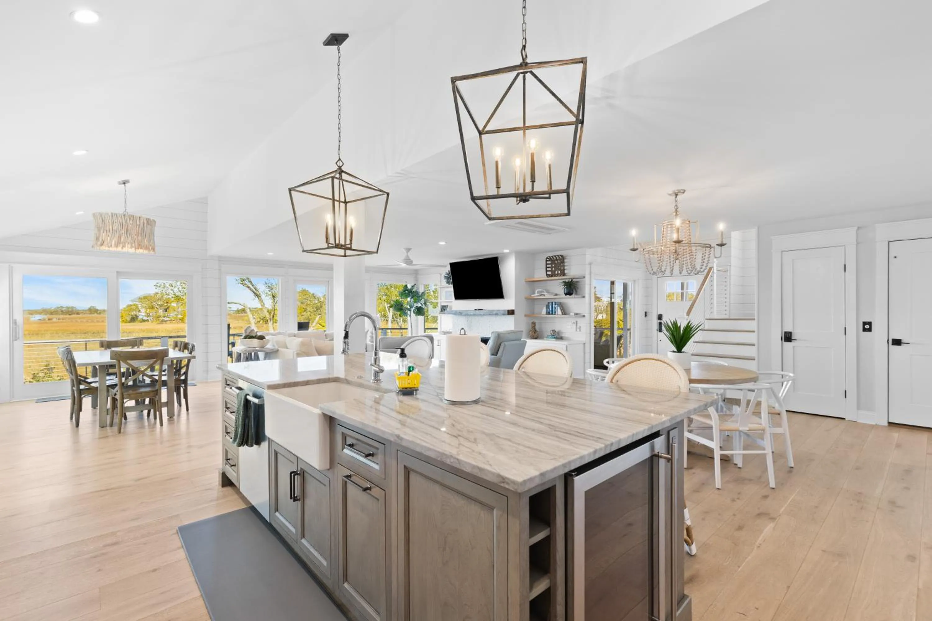 Kitchen or kitchenette in Marsh Island 9 - Best Sunset on the Island! Renovated Home!