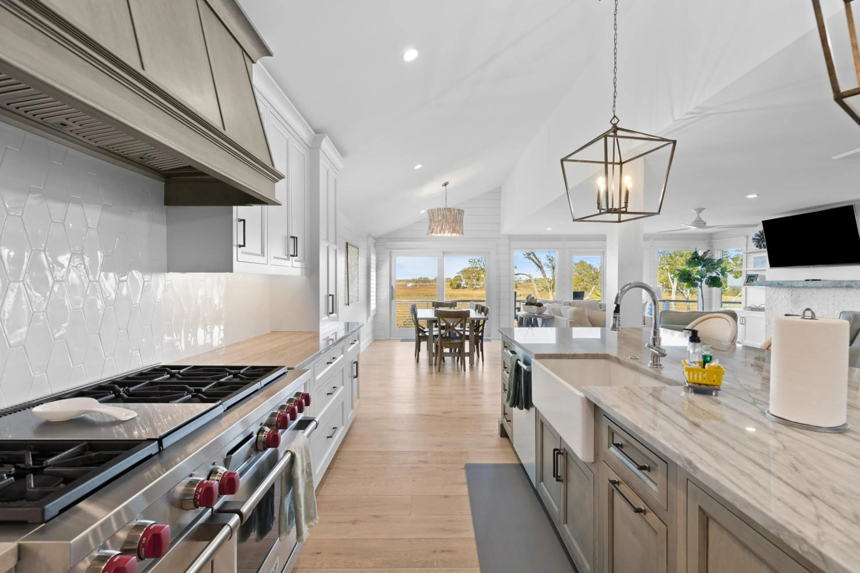 Kitchen or kitchenette in Marsh Island 9 - Best Sunset on the Island! Renovated Home!