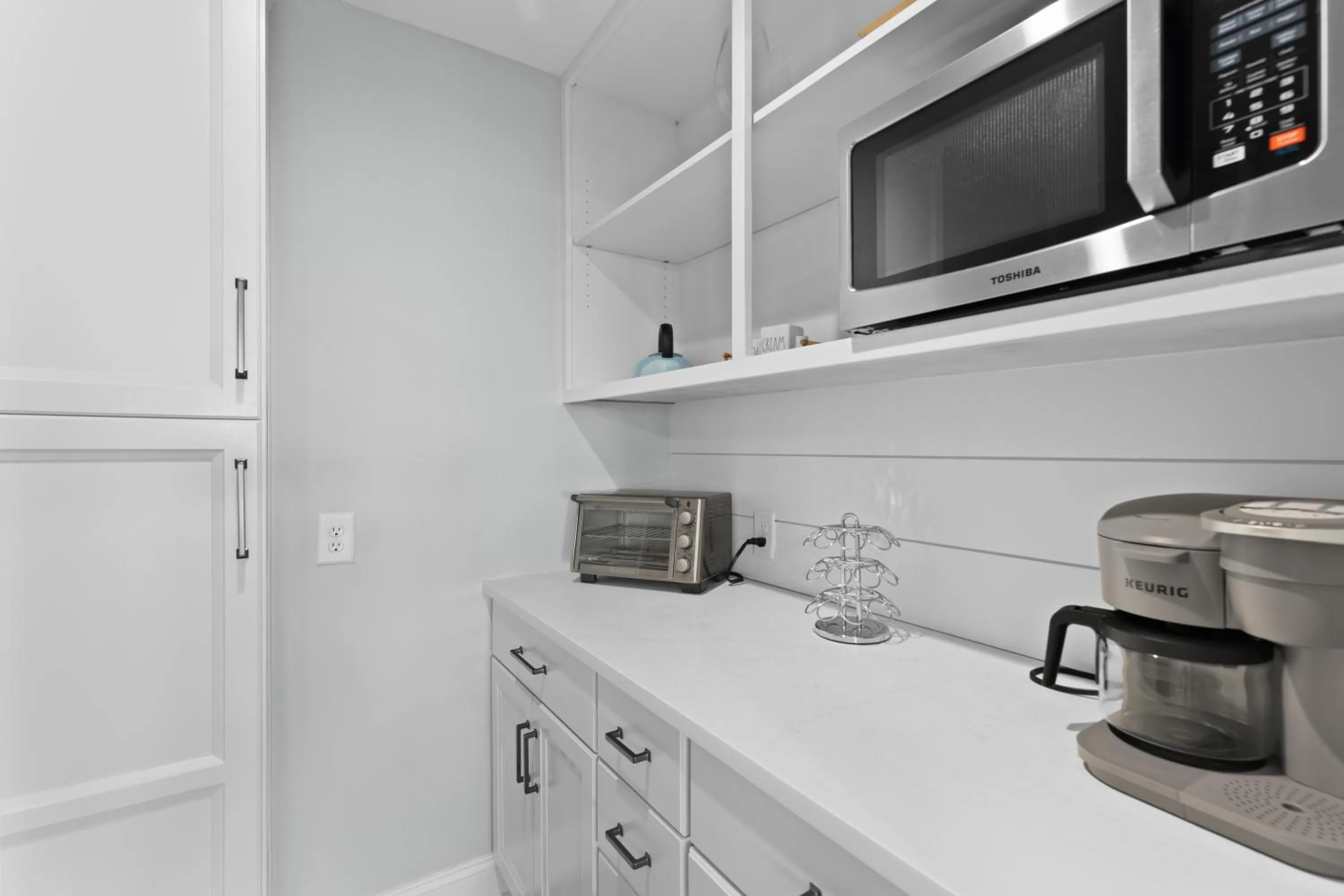 Kitchen or kitchenette in Marsh Island 9 - Best Sunset on the Island! Renovated Home!
