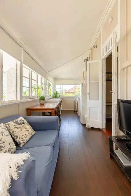 Quaint & Cosy 1 Bedroom Apartment in Queenslander.