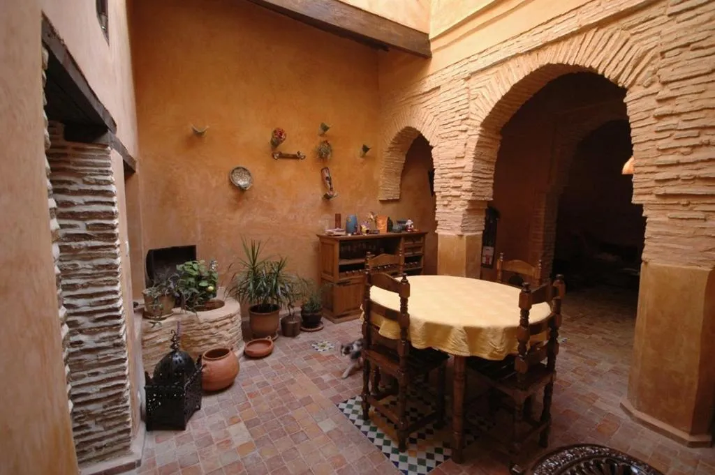 Restaurant/places to eat in Riad Felloussia