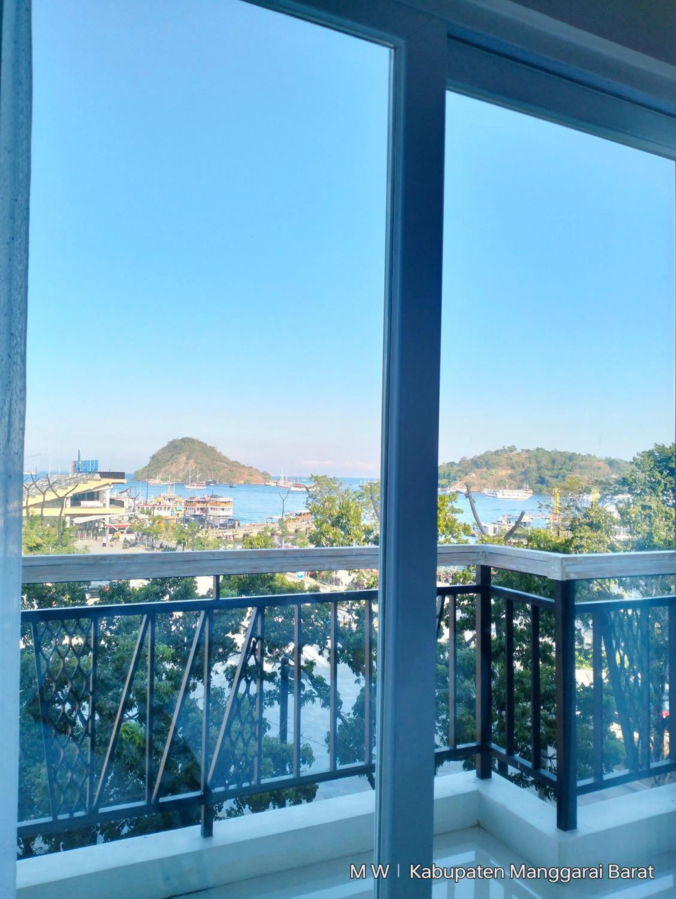 Day in DEJAVU 2.0 HOTEL BAJO KOMODO