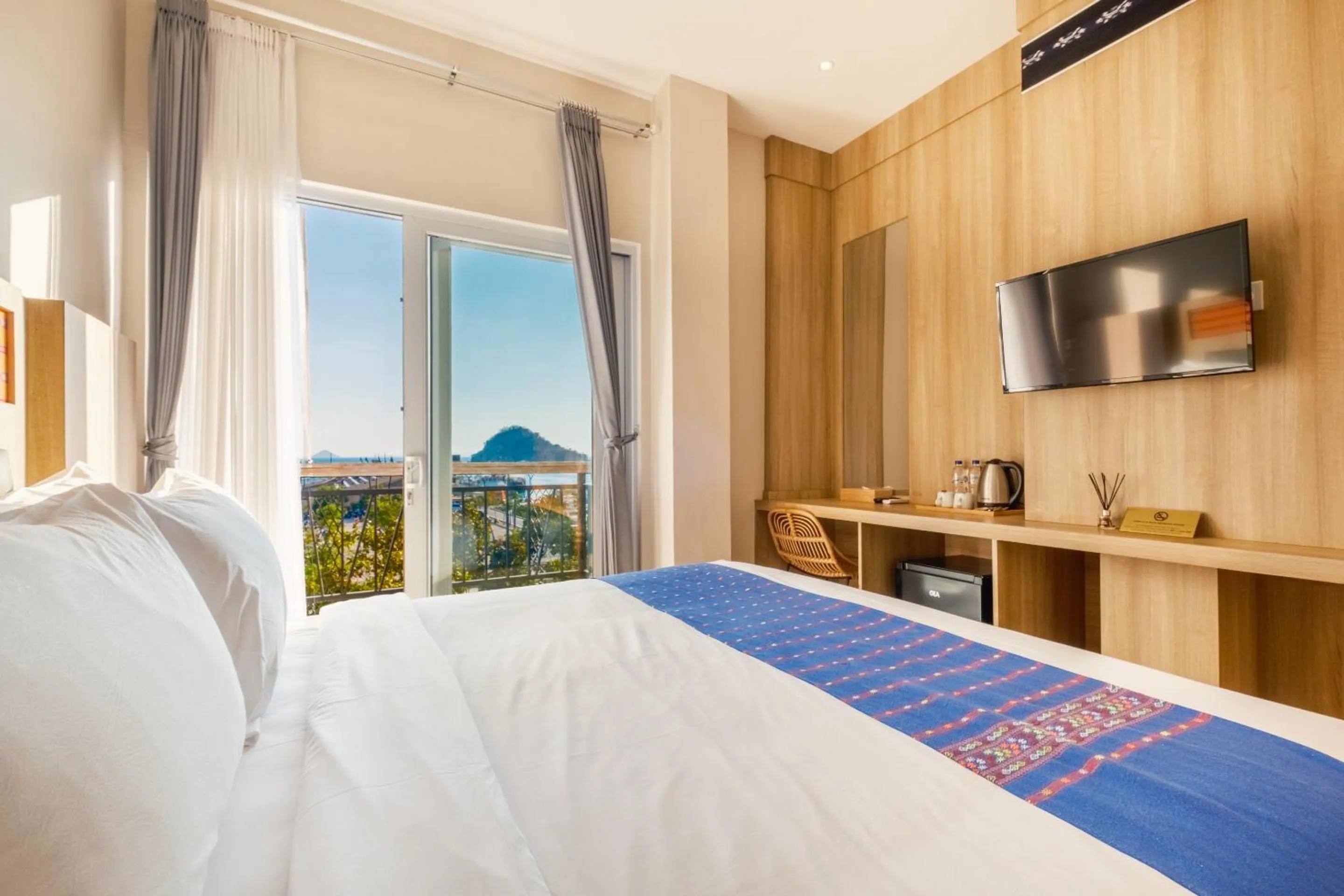 Bed in DEJAVU 2.0 HOTEL BAJO KOMODO