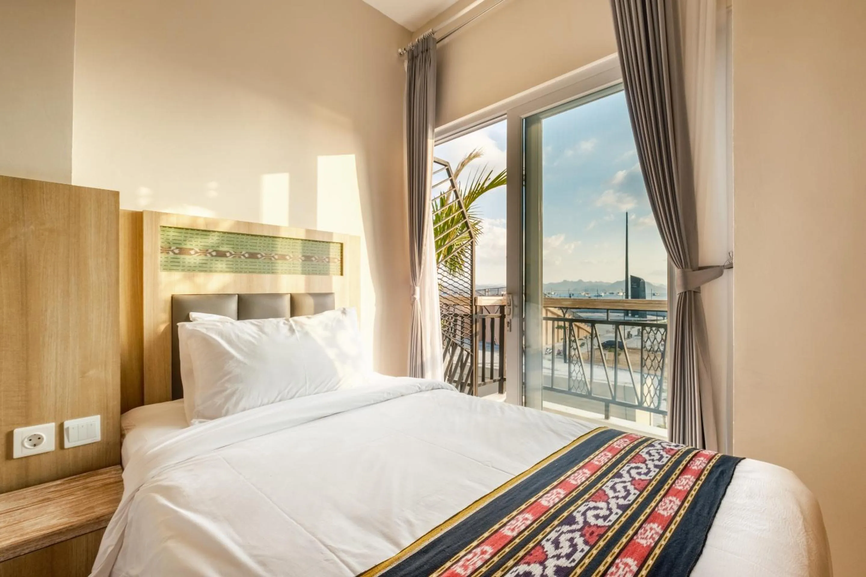 Bed in DEJAVU 2.0 HOTEL BAJO KOMODO