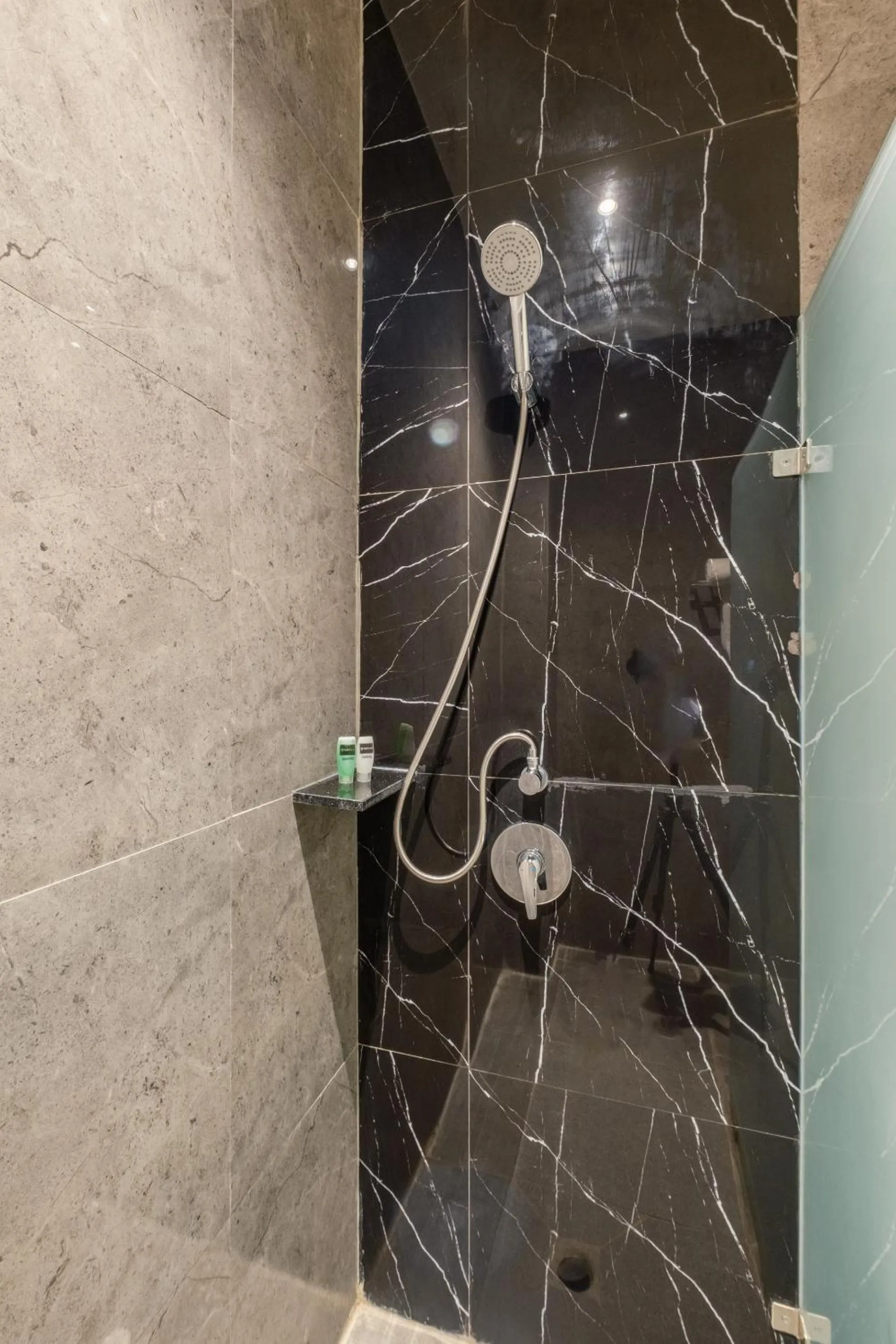 Shower in DEJAVU 2.0 HOTEL BAJO KOMODO