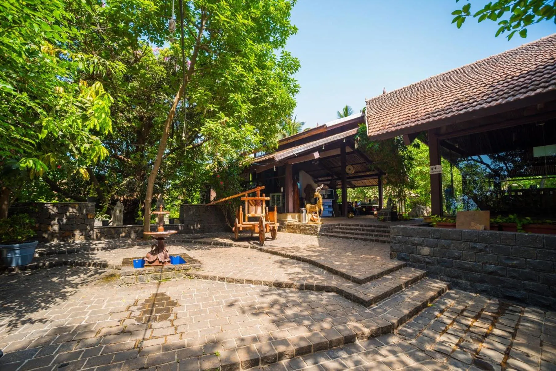 Restaurant/places to eat in Malhar Machi Mountain Resorts