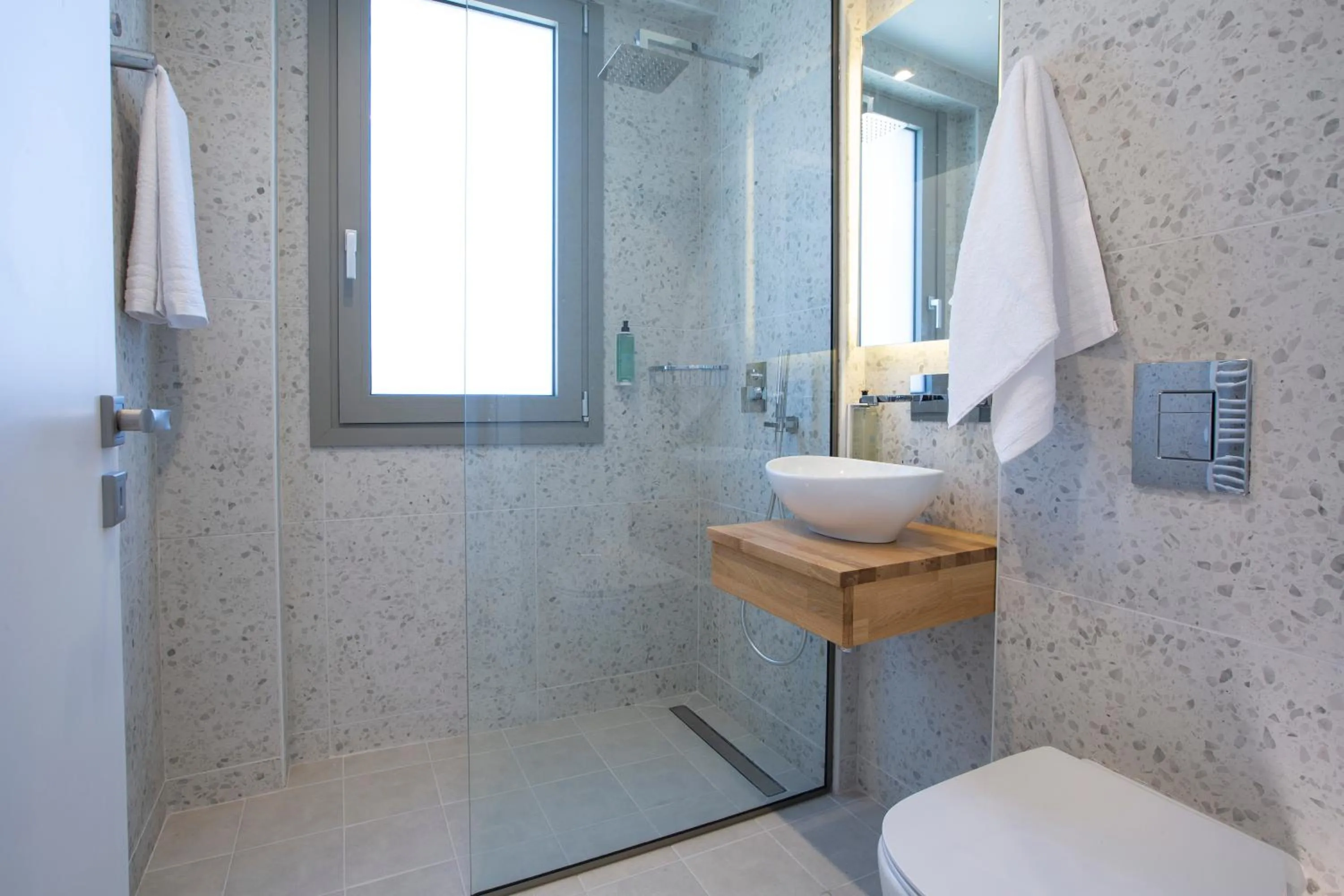 Shower in Lirides suites