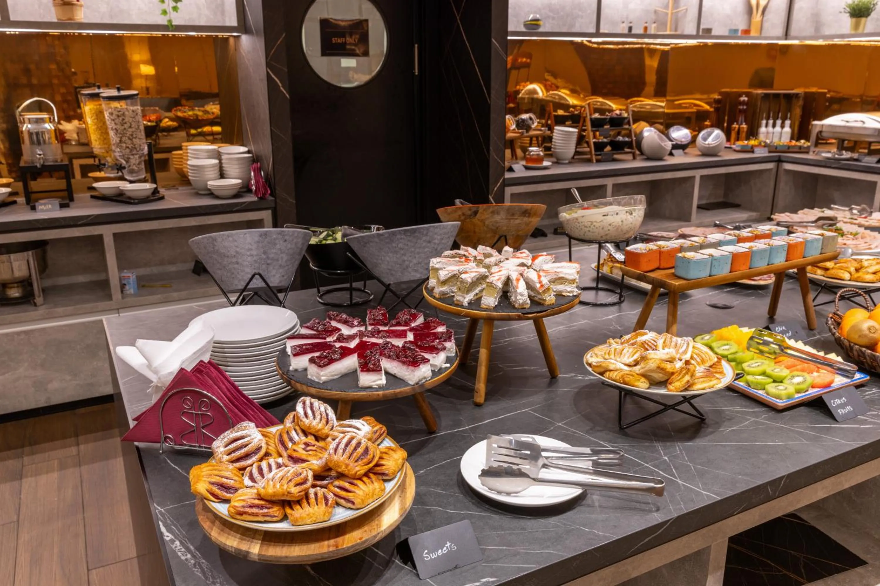 Restaurant/places to eat in Nobel Design Hotel