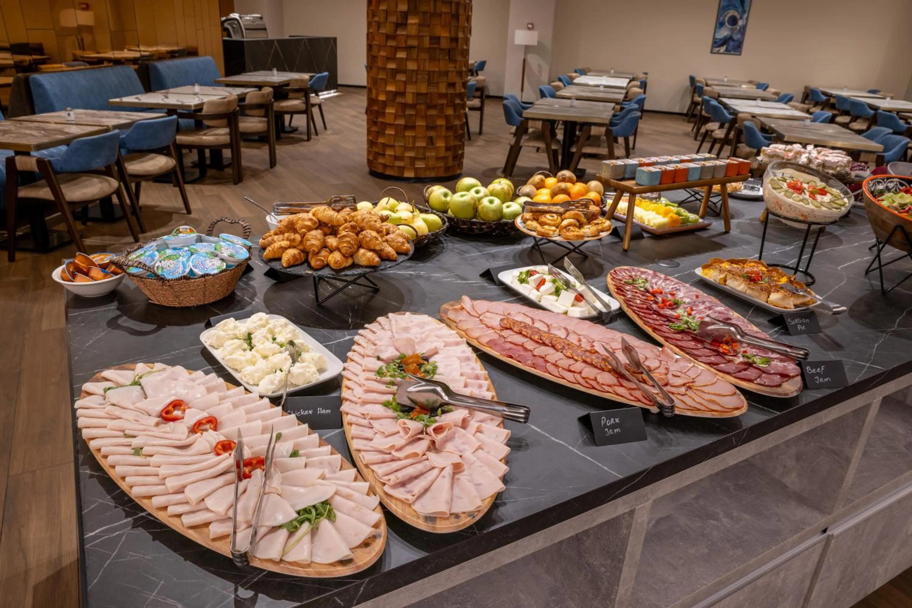 Restaurant/places to eat in Nobel Design Hotel