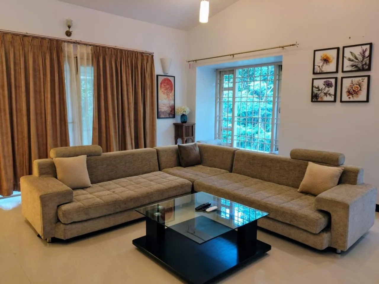 Living room in Yercaud Bungalow Stay