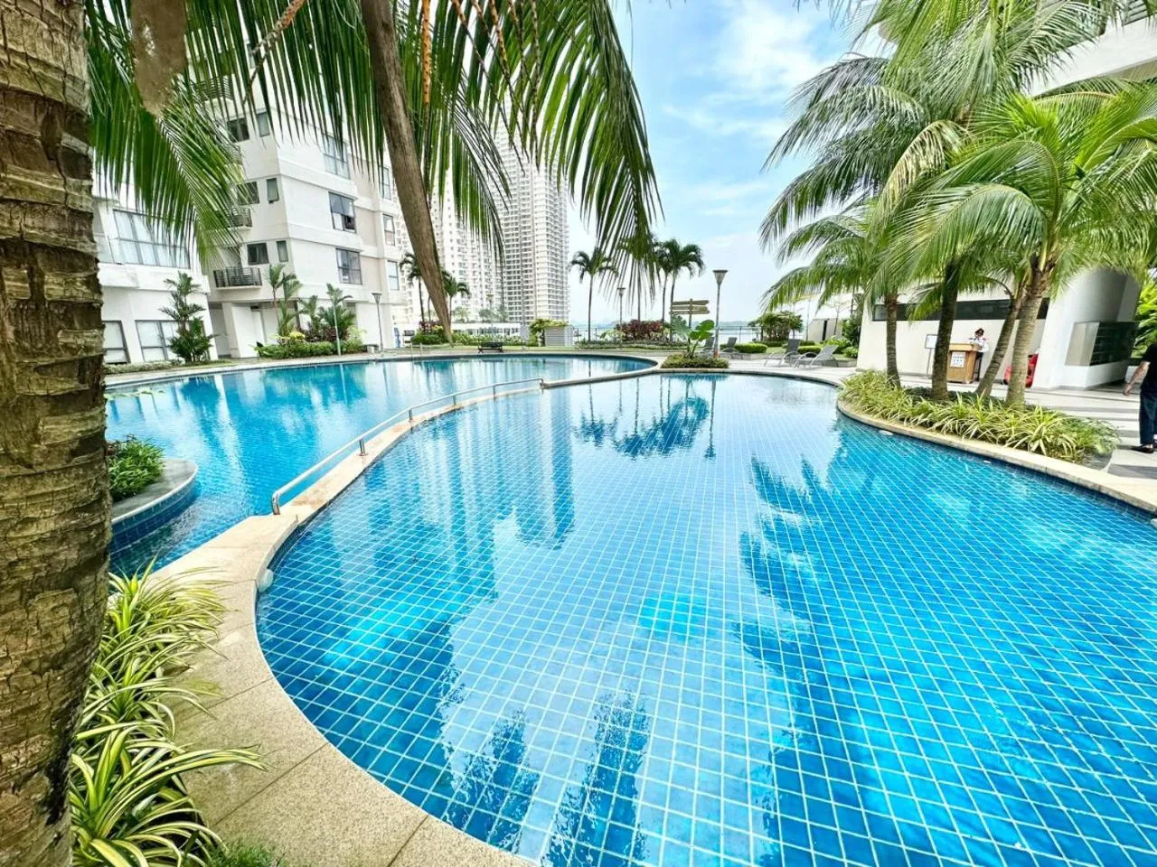 Swimming pool in Country Garden Danga Bay InStyle Sea View Homestay Suite by NEO