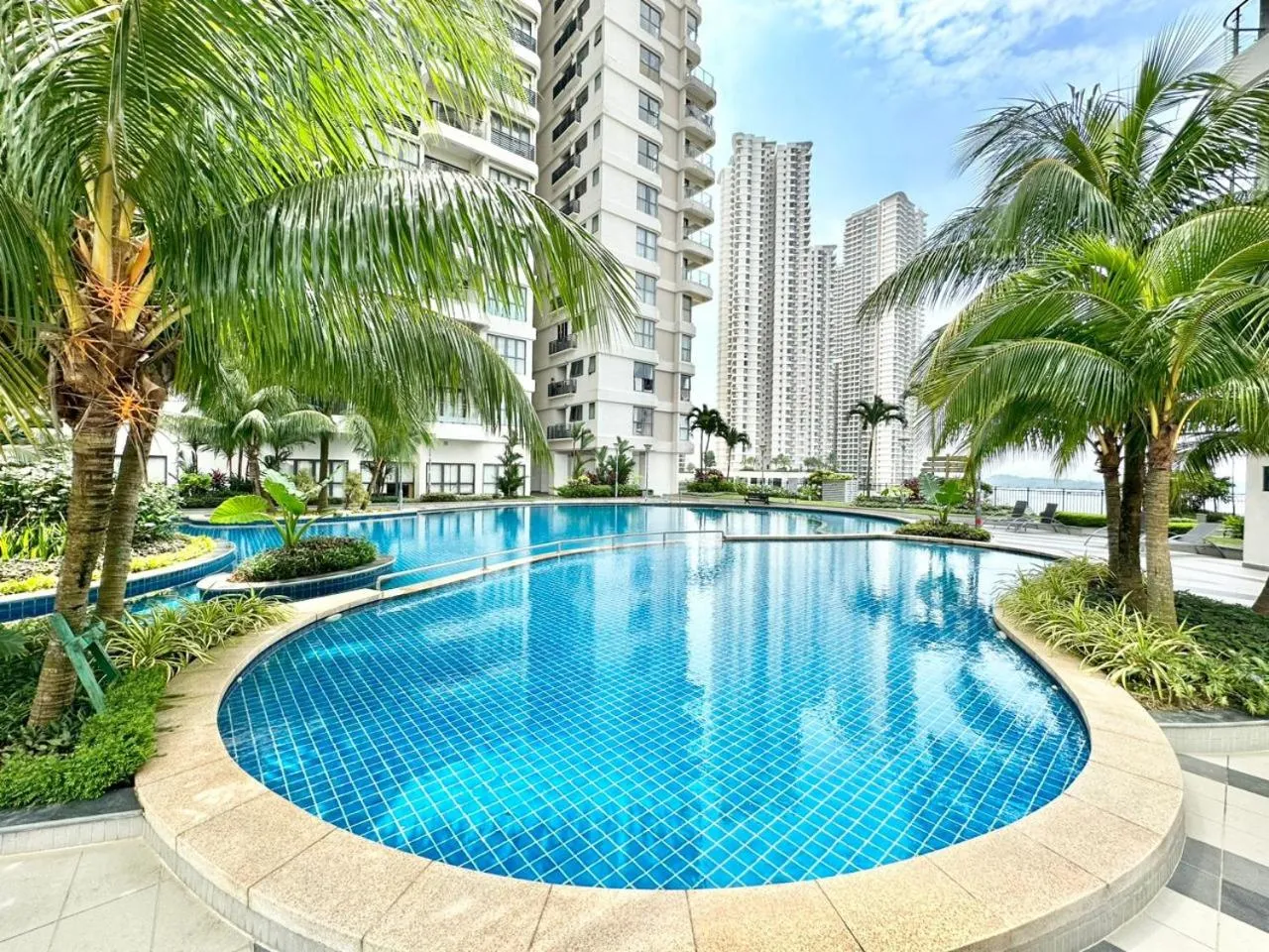 Swimming pool in Country Garden Danga Bay InStyle Sea View Homestay Suite by NEO