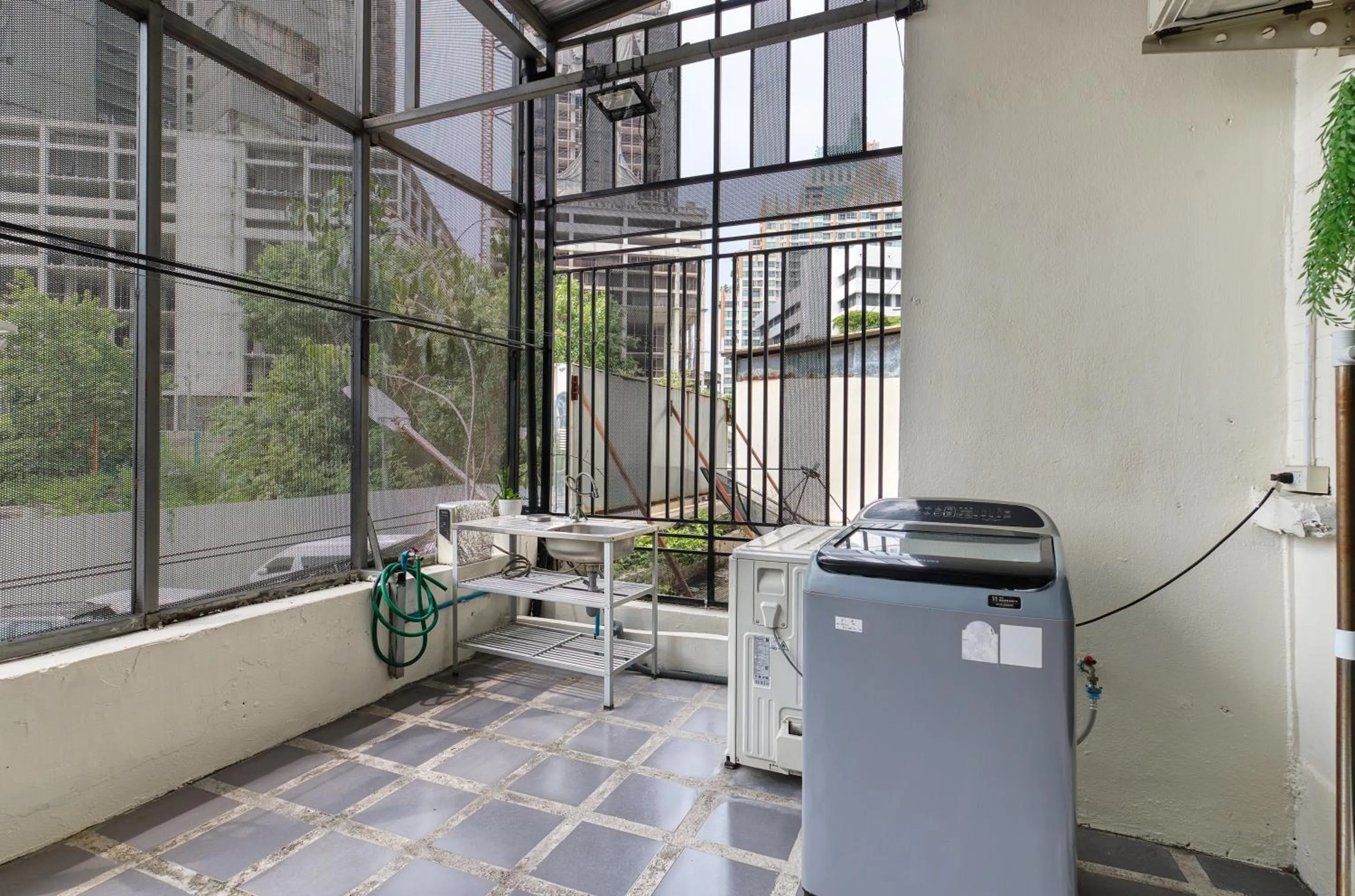 washing machine in Bangkok Watergate Townhouse 曼谷中心水門家