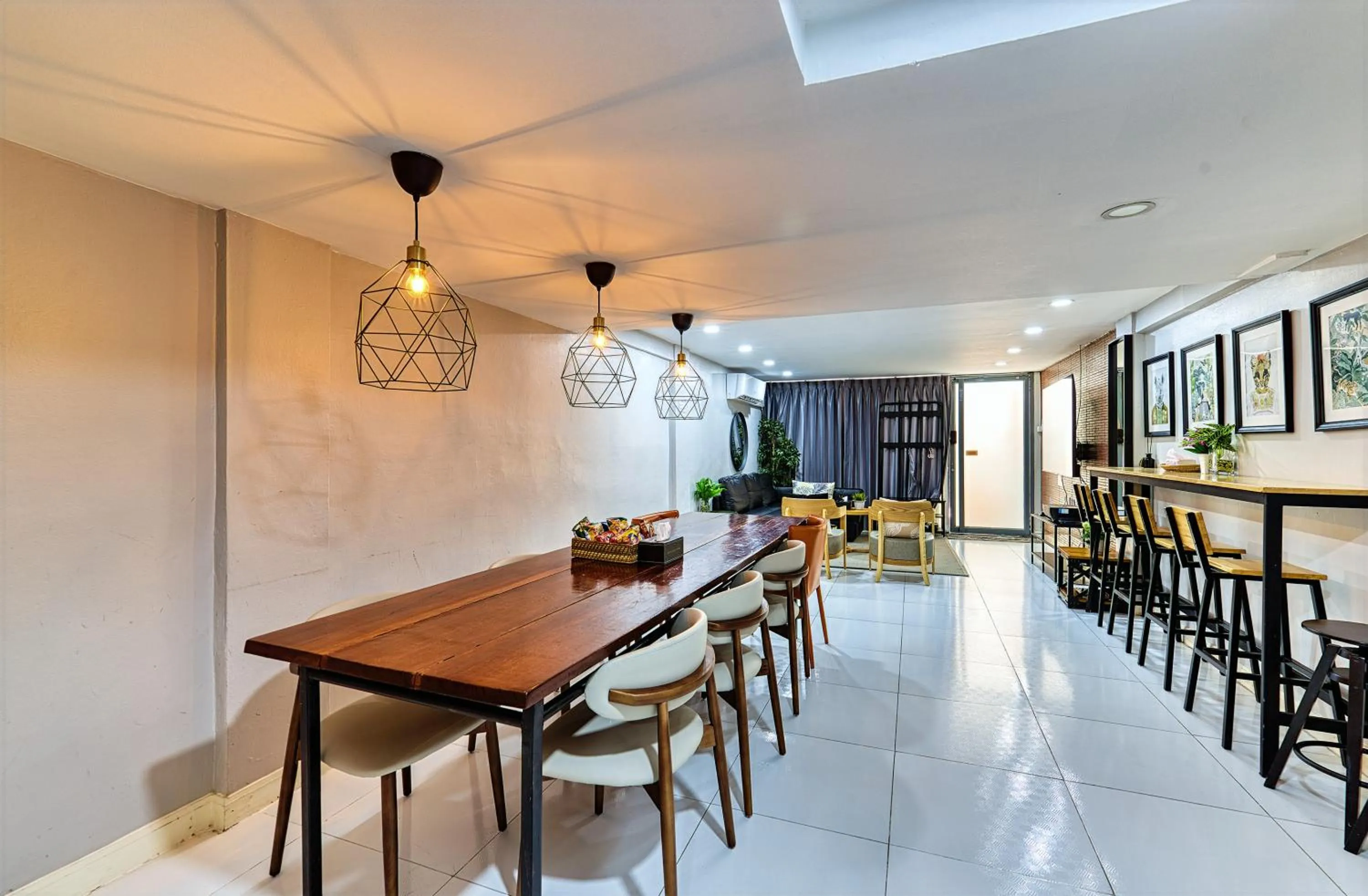 Dining area in Bangkok Watergate Townhouse 曼谷中心水門家