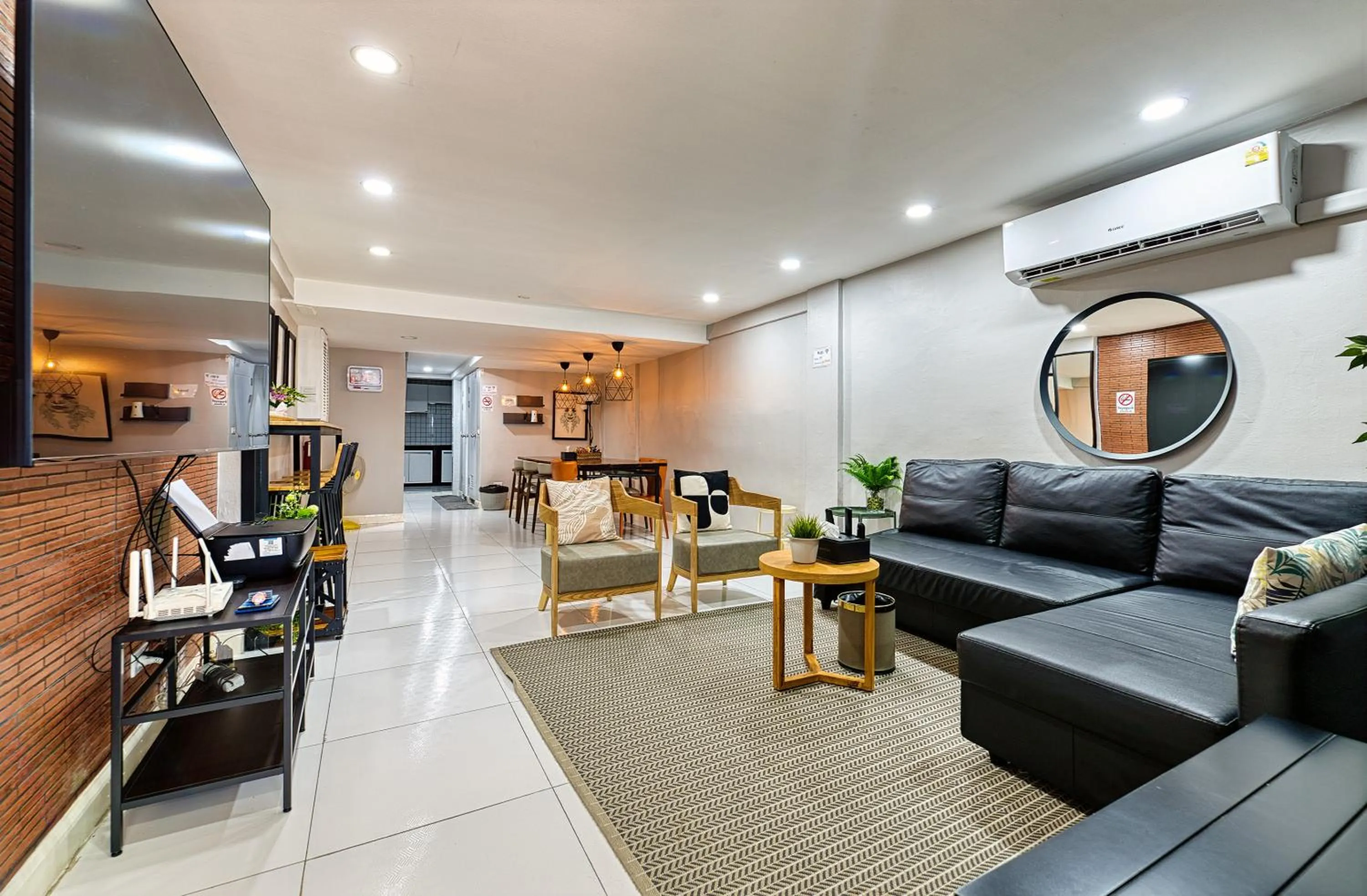 TV and multimedia in Bangkok Watergate Townhouse 曼谷中心水門家