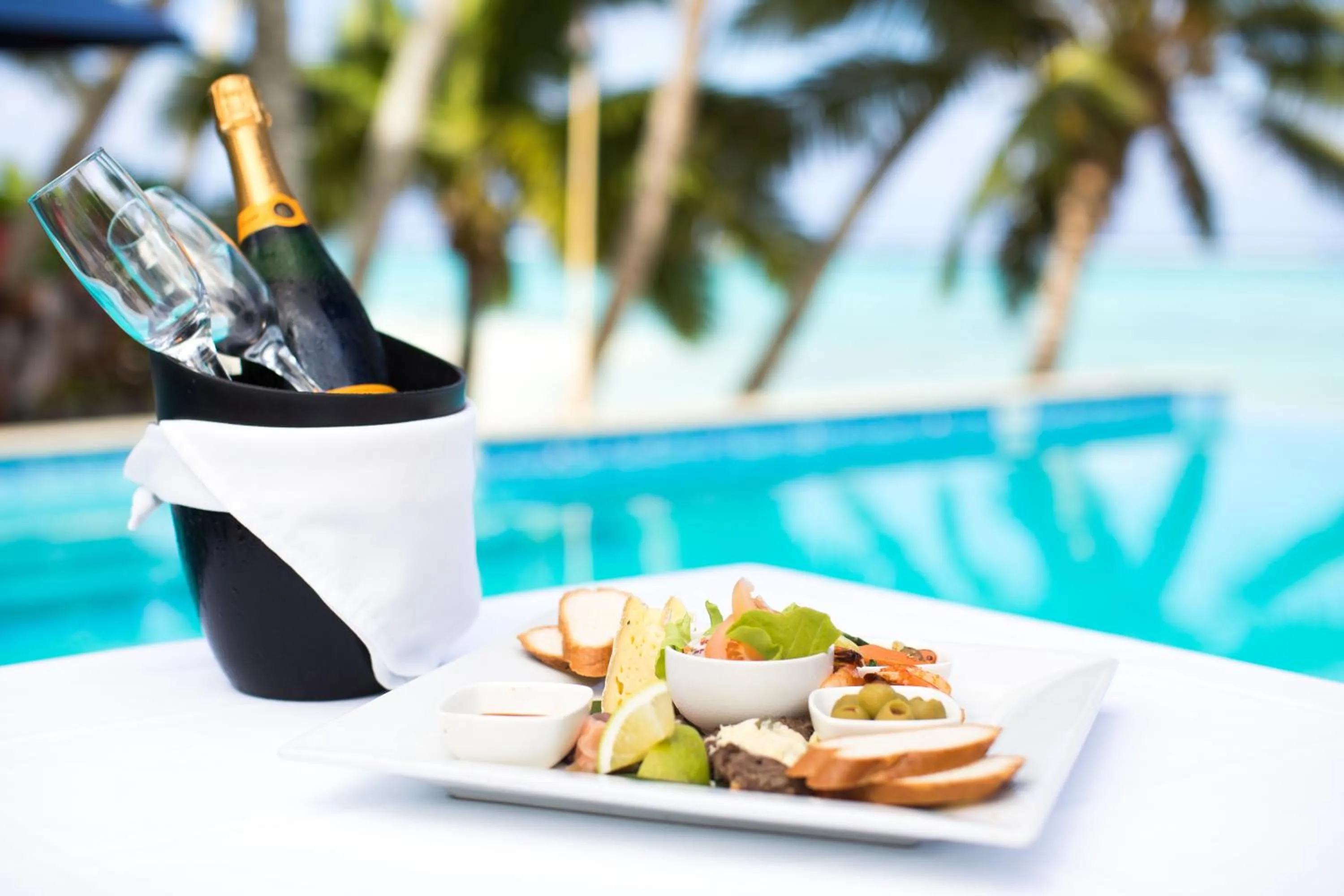 Food and drinks in Little Polynesian Resort