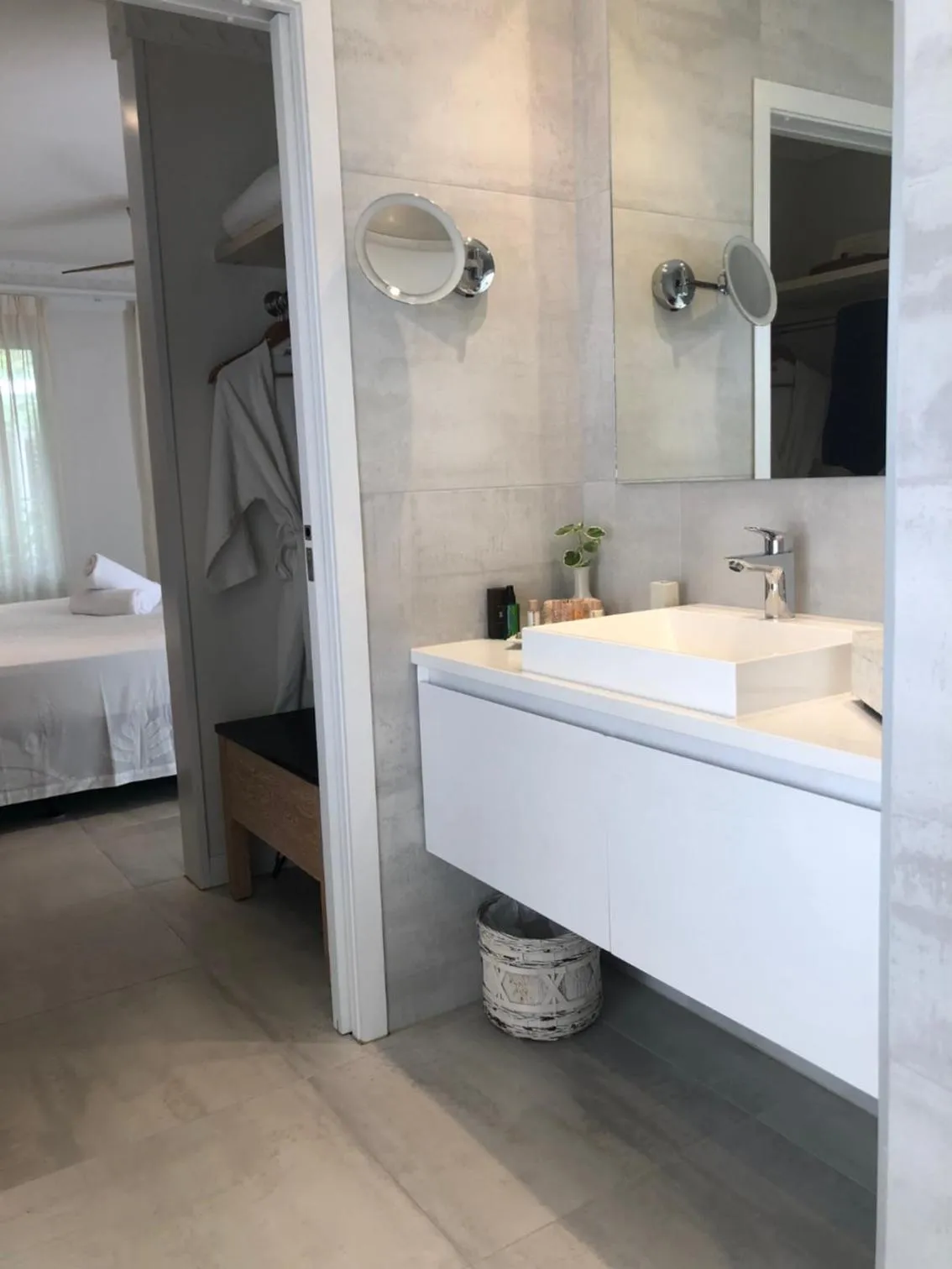 Bathroom, Bed in Little Polynesian Resort