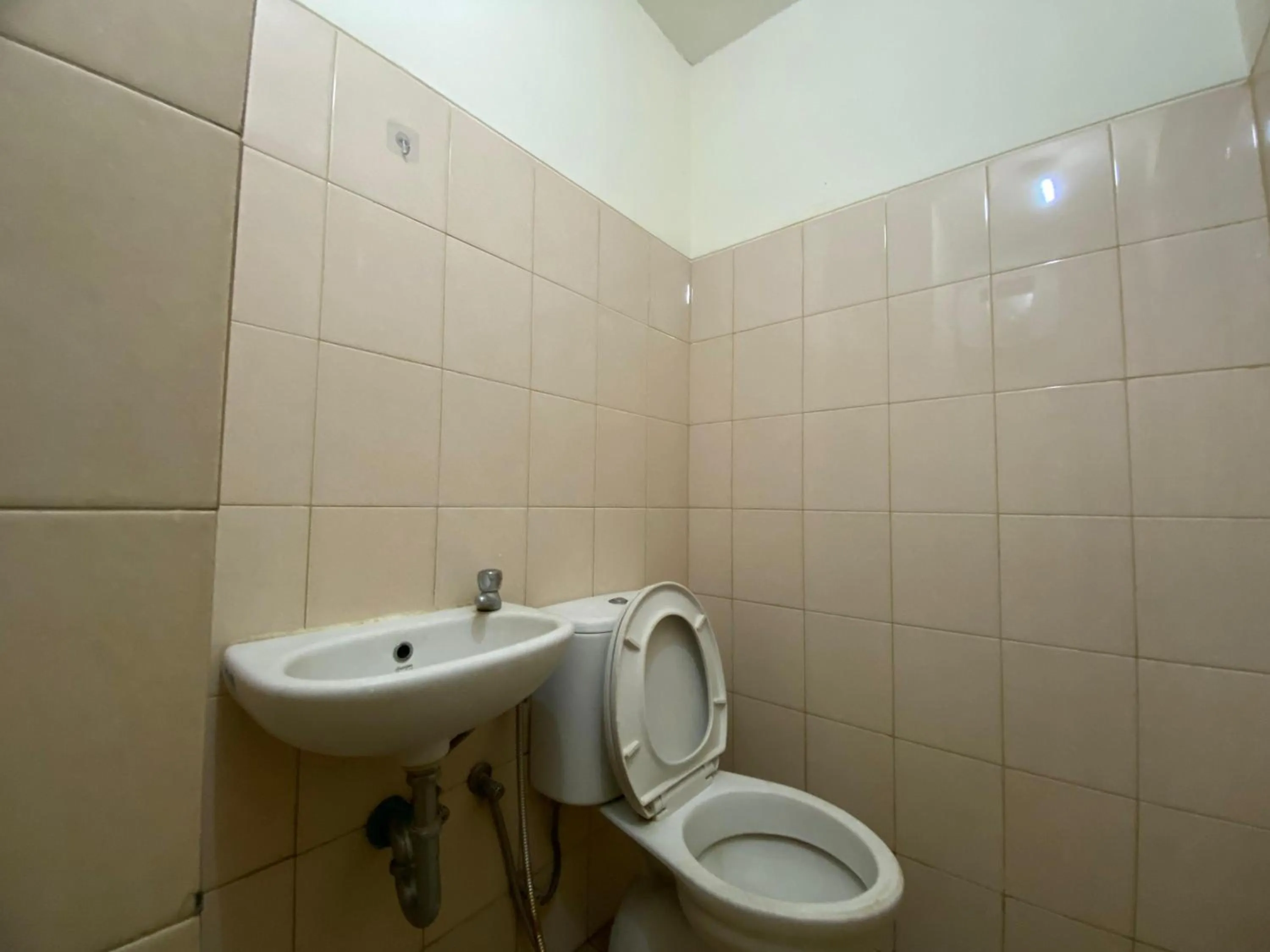 Bathroom in RedLiving Apartemen Tamansari Panoramic - Anwar Rental