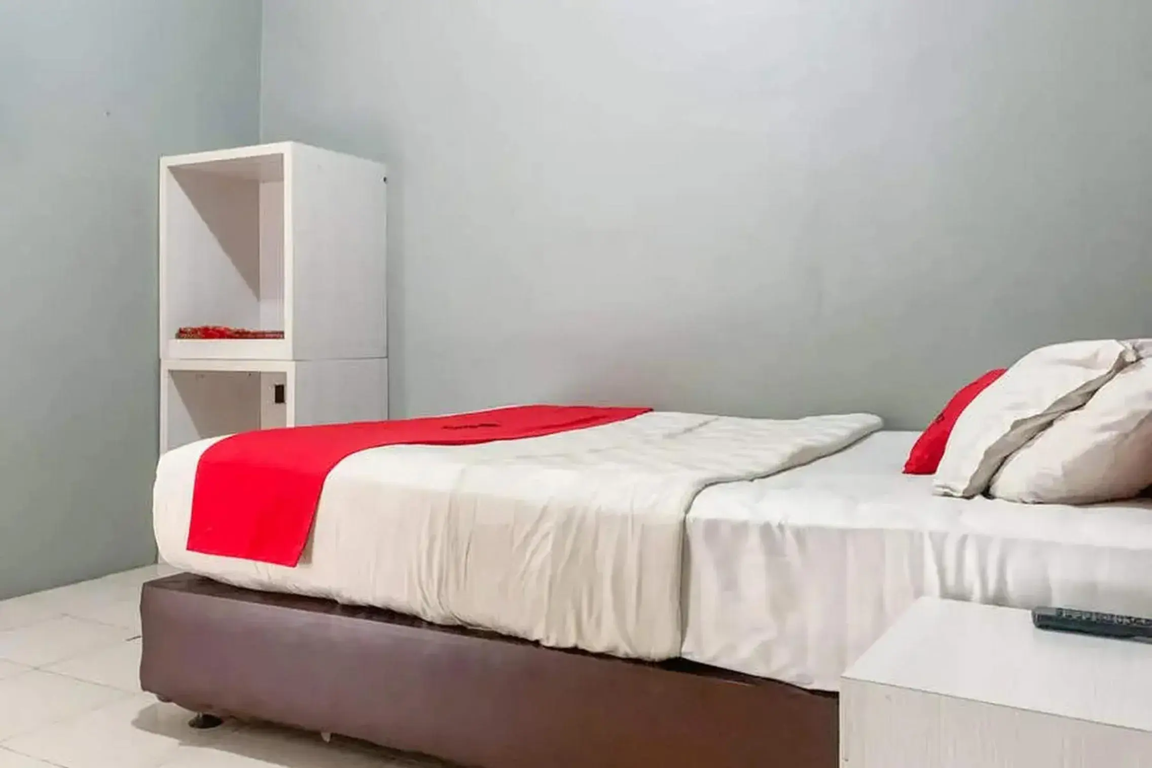 Bedroom, Bed in RedDoorz at Jalan Sei Batang Hari Medan Bedroom, Bed in RedDoorz at Jalan Sei Batang Hari Medan