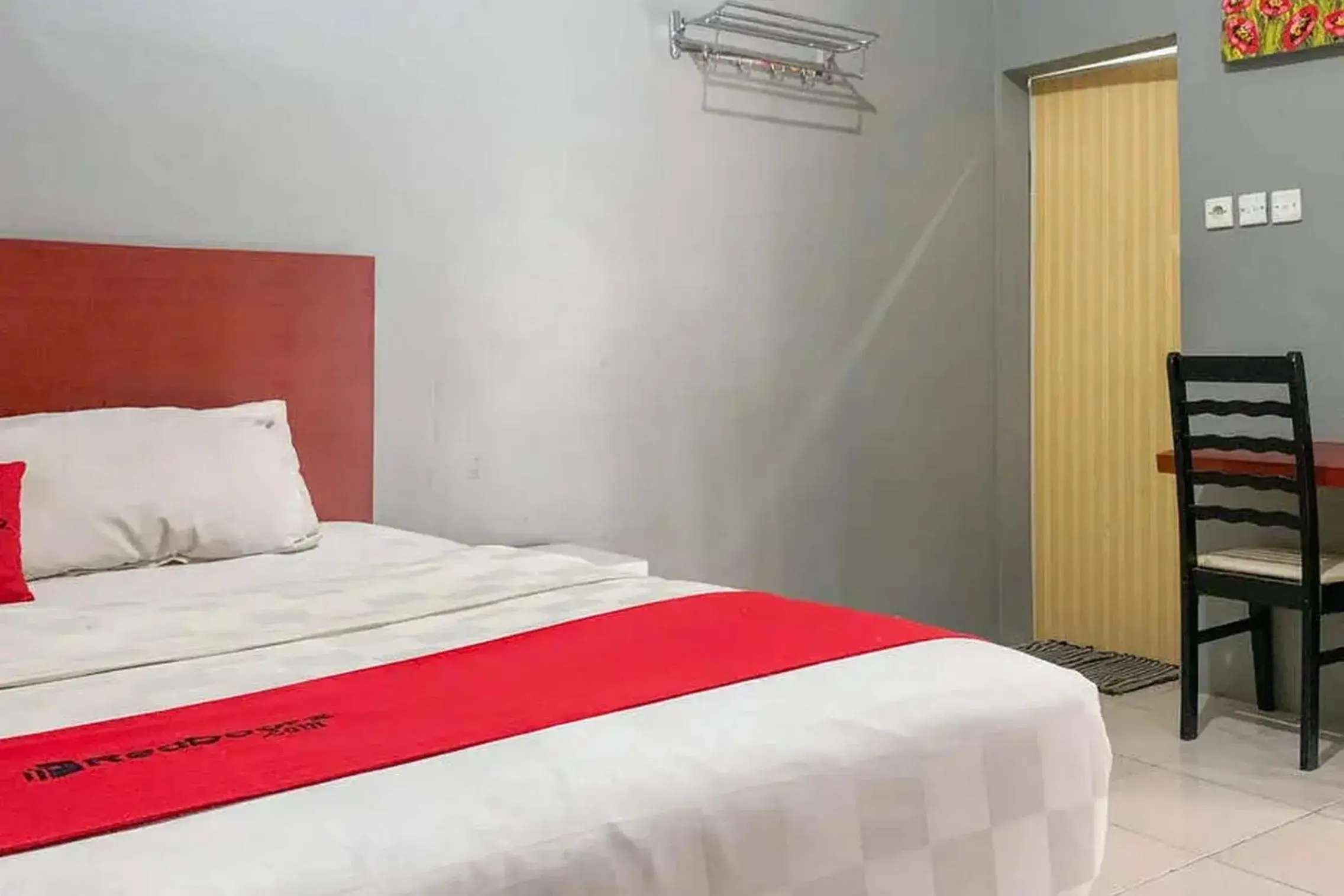 Bedroom, Bed in RedDoorz at Jalan Sei Batang Hari Medan Bedroom, Bed in RedDoorz at Jalan Sei Batang Hari Medan