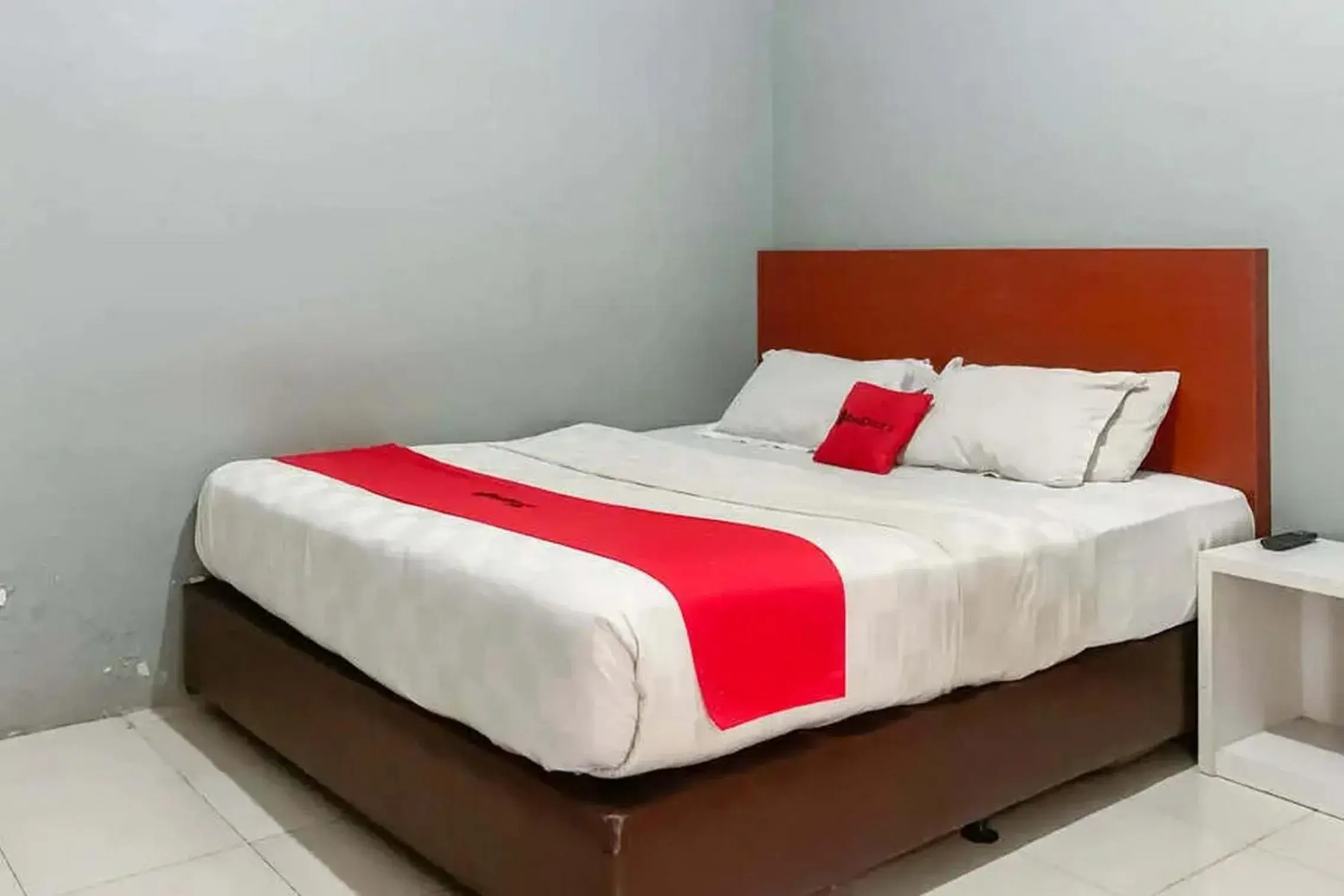 Bedroom, Bed in RedDoorz at Jalan Sei Batang Hari Medan Bedroom, Bed in RedDoorz at Jalan Sei Batang Hari Medan