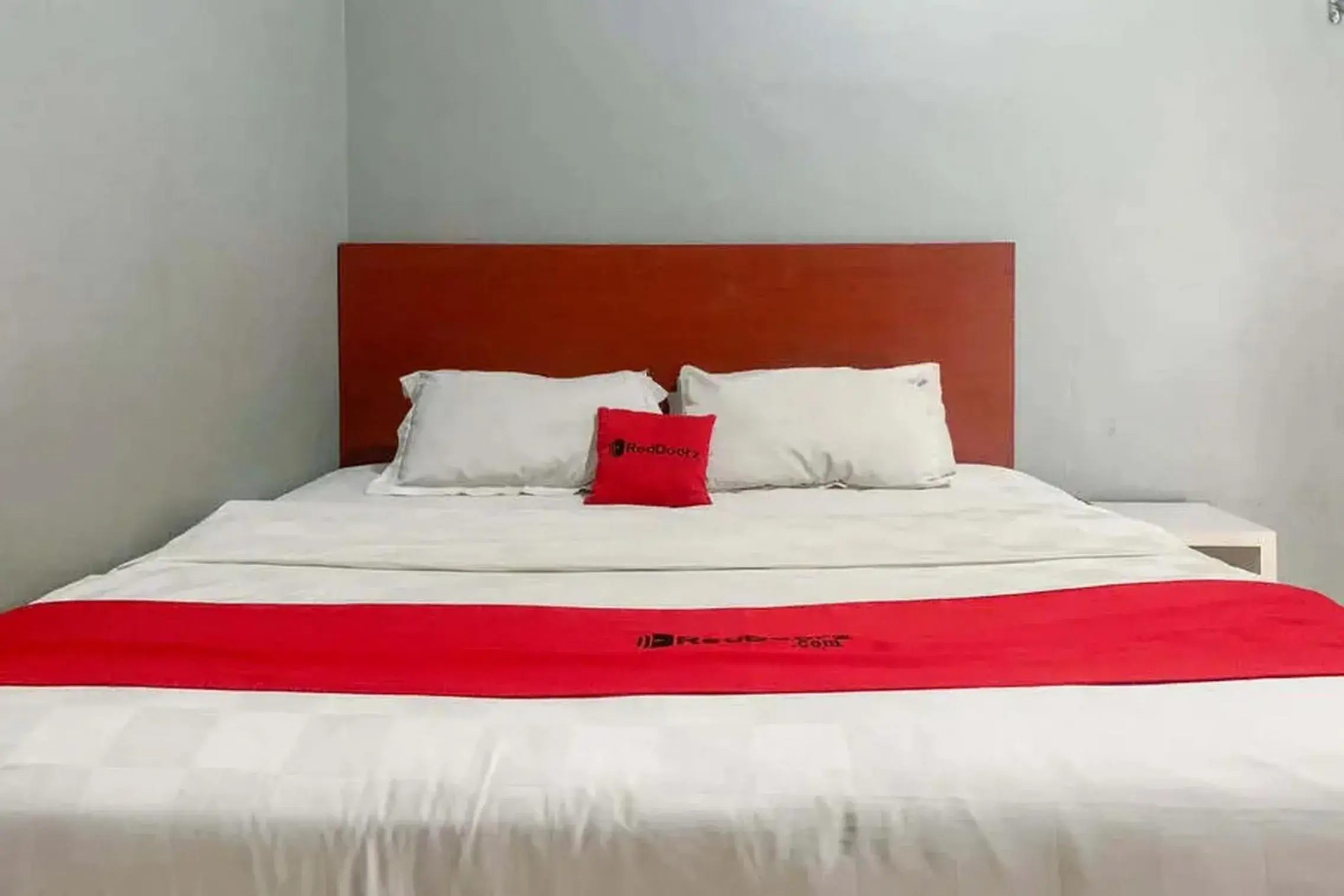 Bedroom, Bed in RedDoorz at Jalan Sei Batang Hari Medan Bedroom, Bed in RedDoorz at Jalan Sei Batang Hari Medan