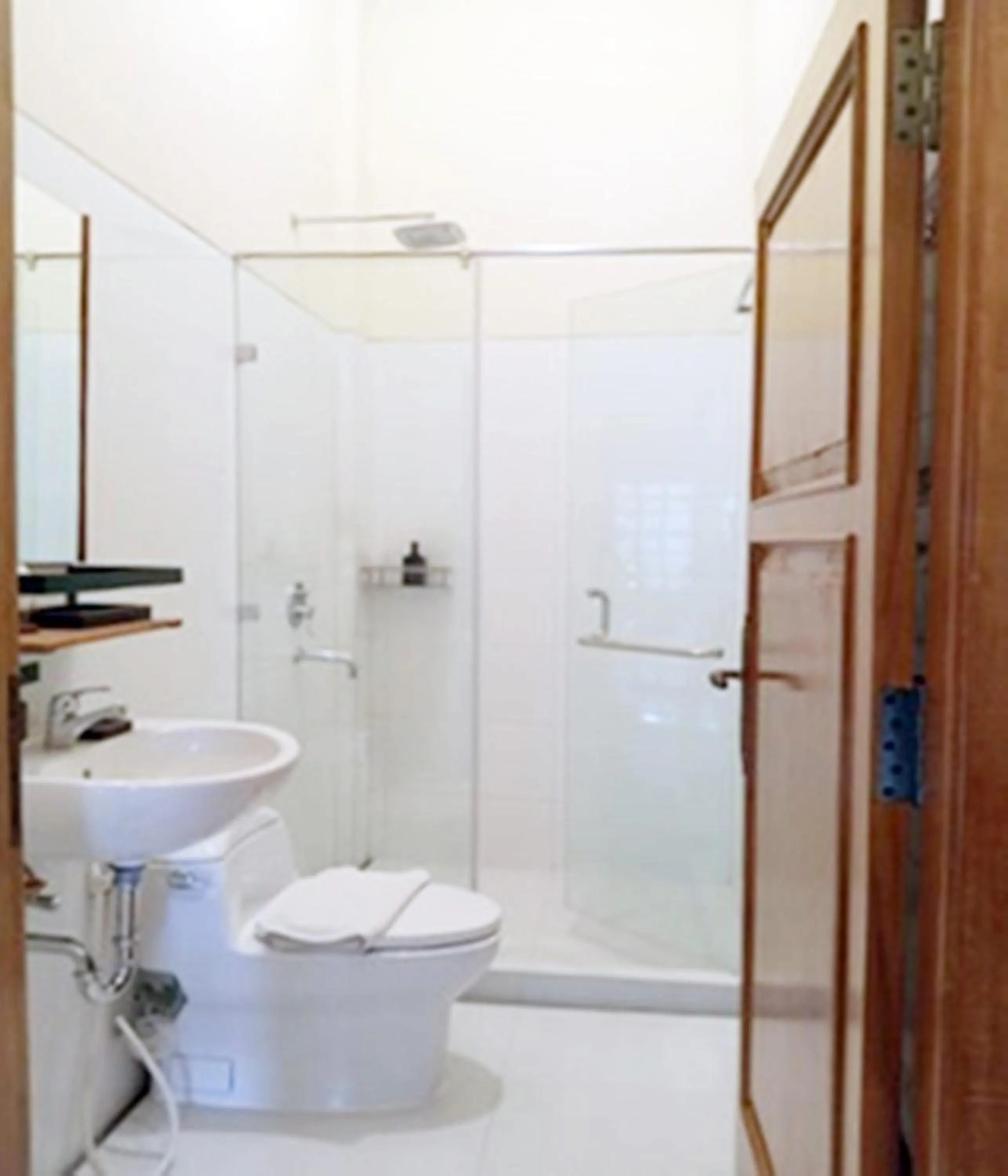 Shower in Tirtodipuran Hotel by Natts Hospitality Indonesia