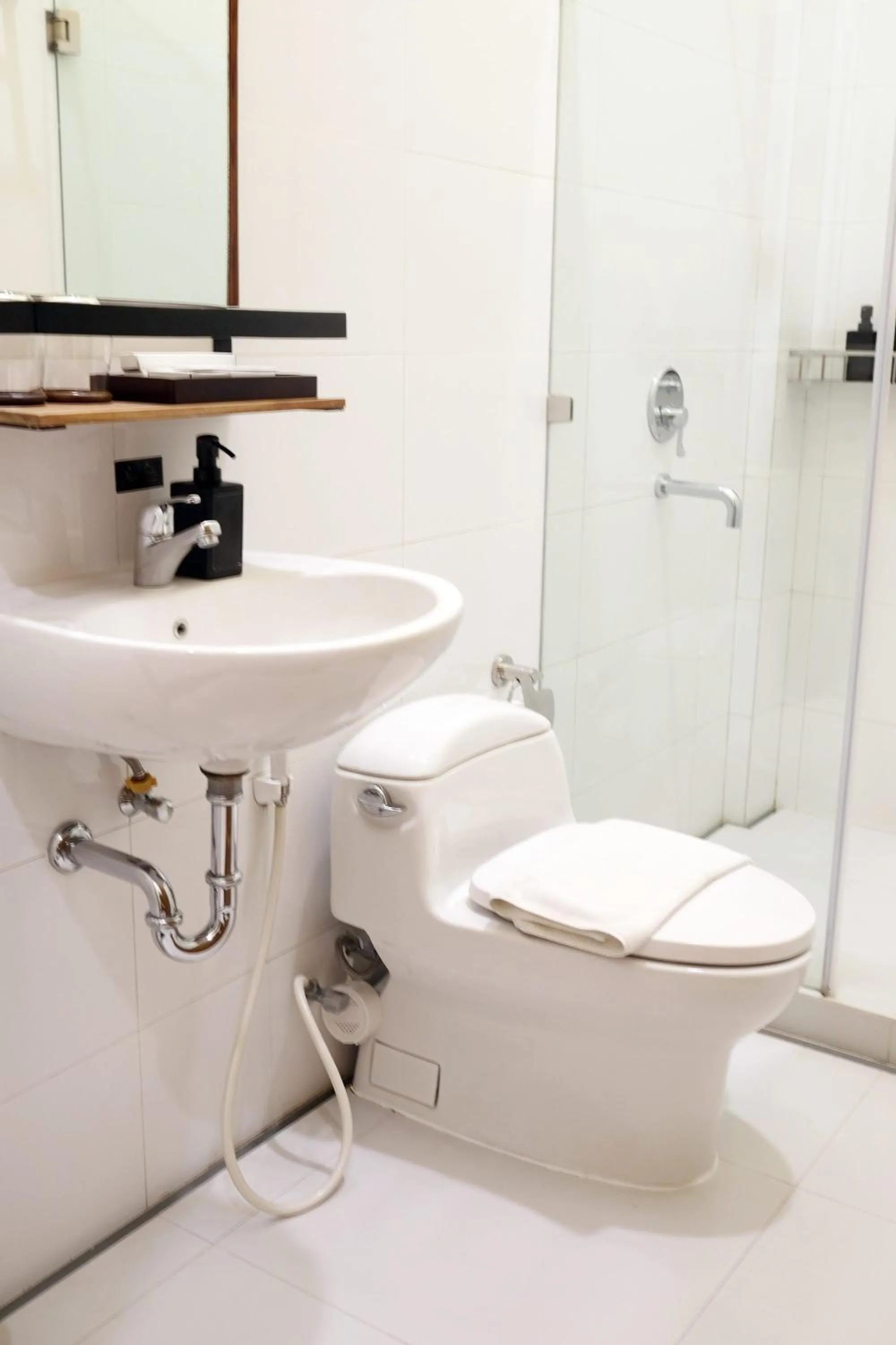 Shower in Tirtodipuran Hotel by Natts Hospitality Indonesia