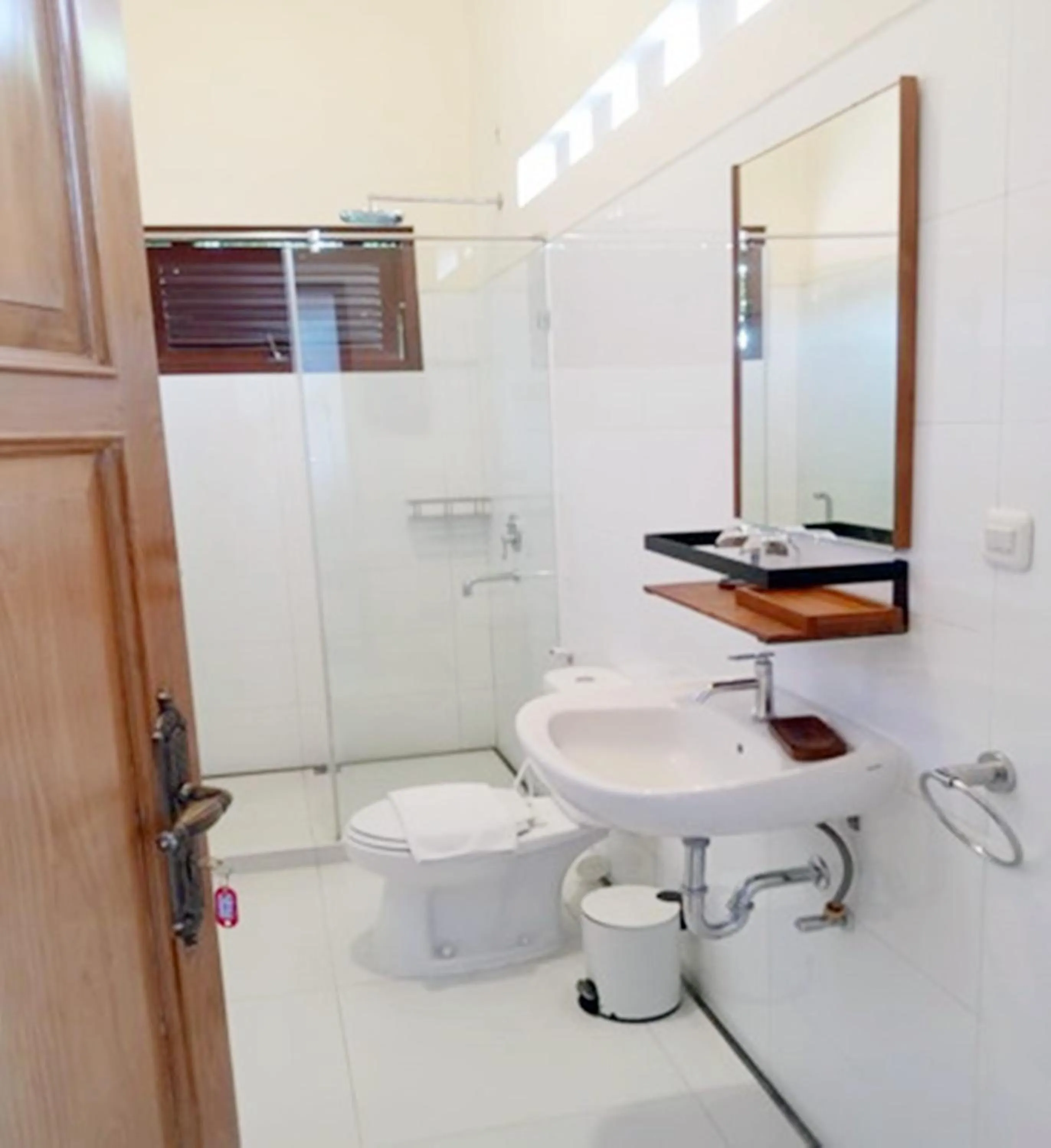 Shower in Tirtodipuran Hotel by Natts Hospitality Indonesia