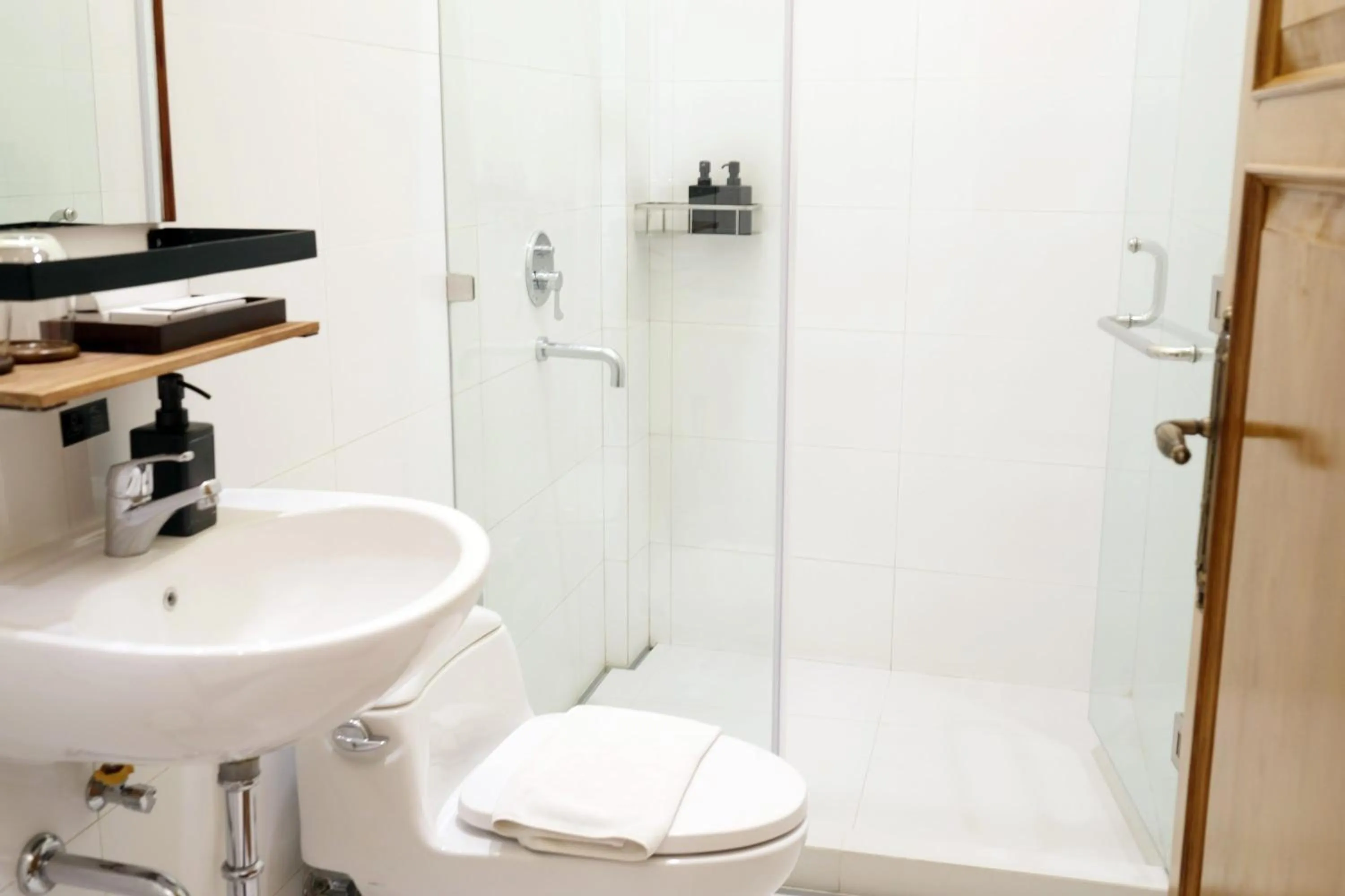 Shower in Tirtodipuran Hotel by Natts Hospitality Indonesia