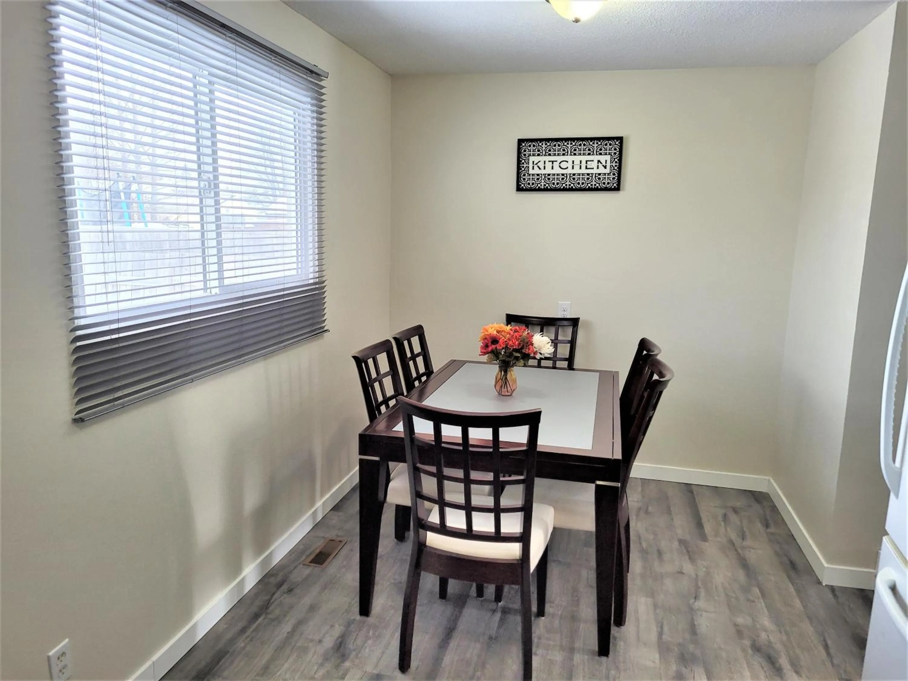 Dining area in Cozy 4 bedroom townhouse - peaceful feel of home