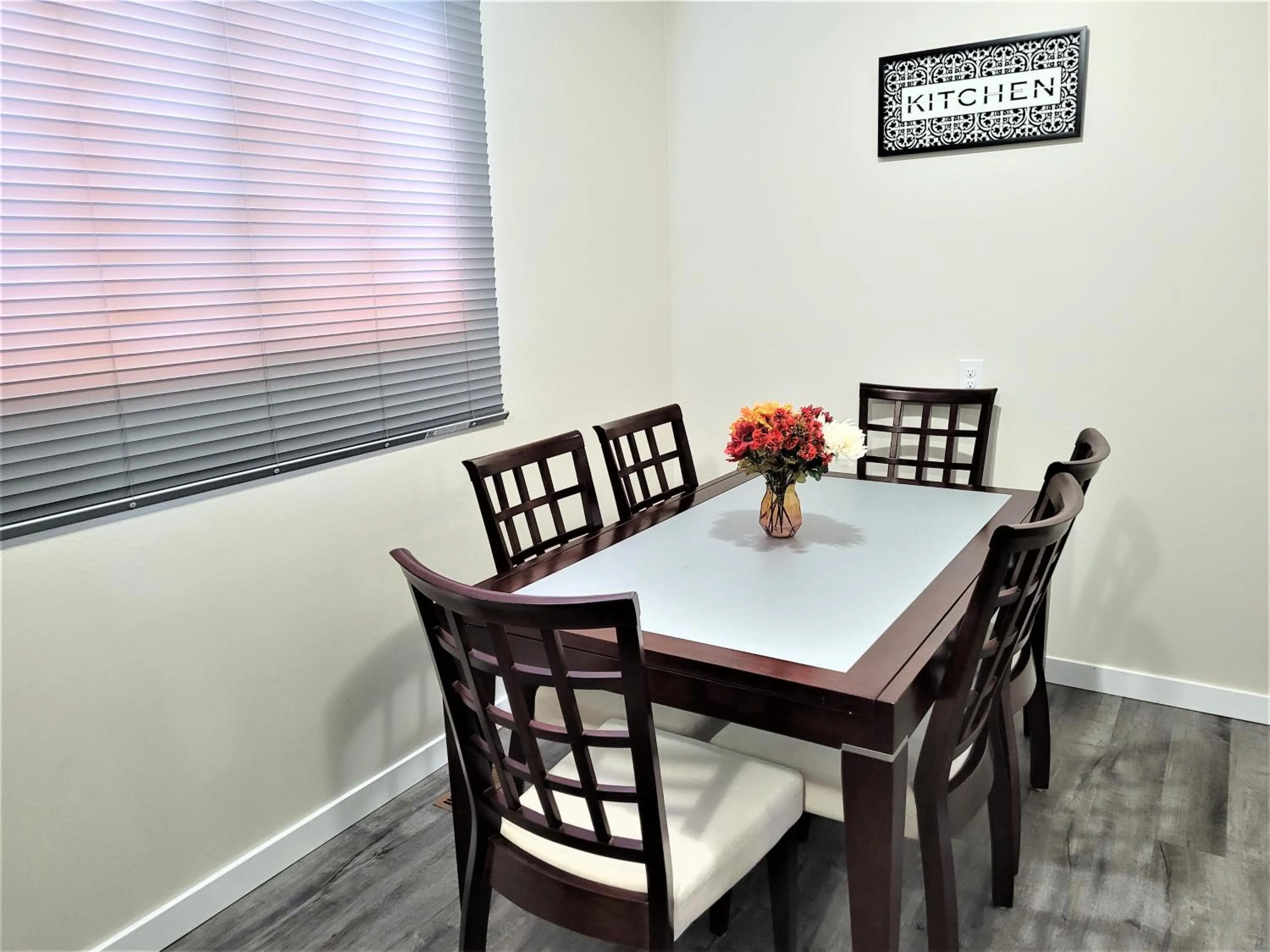Dining area in Cozy 4 bedroom townhouse - peaceful feel of home