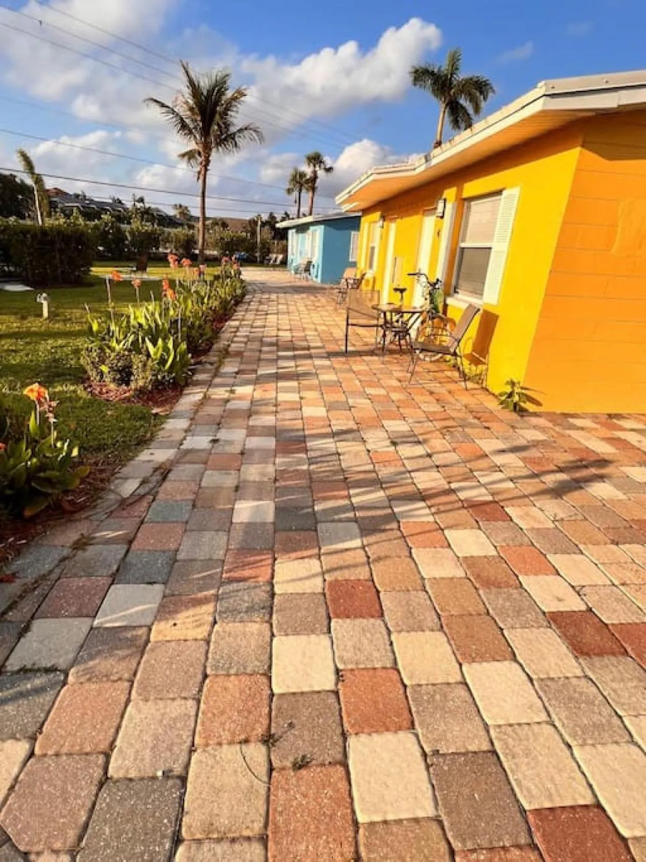 Day in Cottage Bungalow Near Beach! King Bed with Pool & BBQ